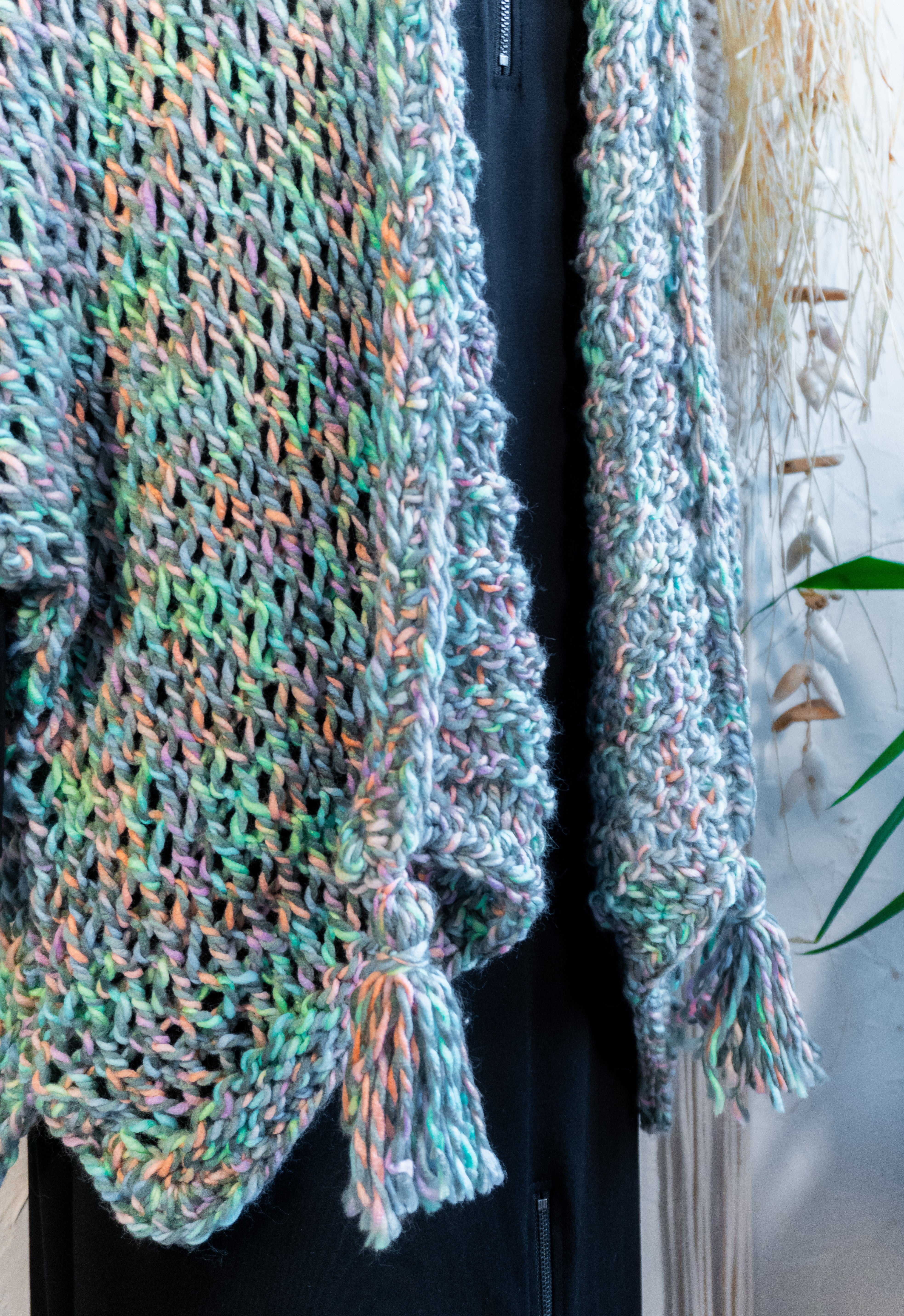 Erschaffe deinen Herbstlook mit unserer Unikat Häkel-Jacke in Pastell-Multi. Kombiniere sie vielseitig mit einem langarm Kleid oder einer dünnen Jacke für den perfekten Übergangs-Look. Ein absolutes Must-Have für alle, die stilsicher unterwegs sein wollen!