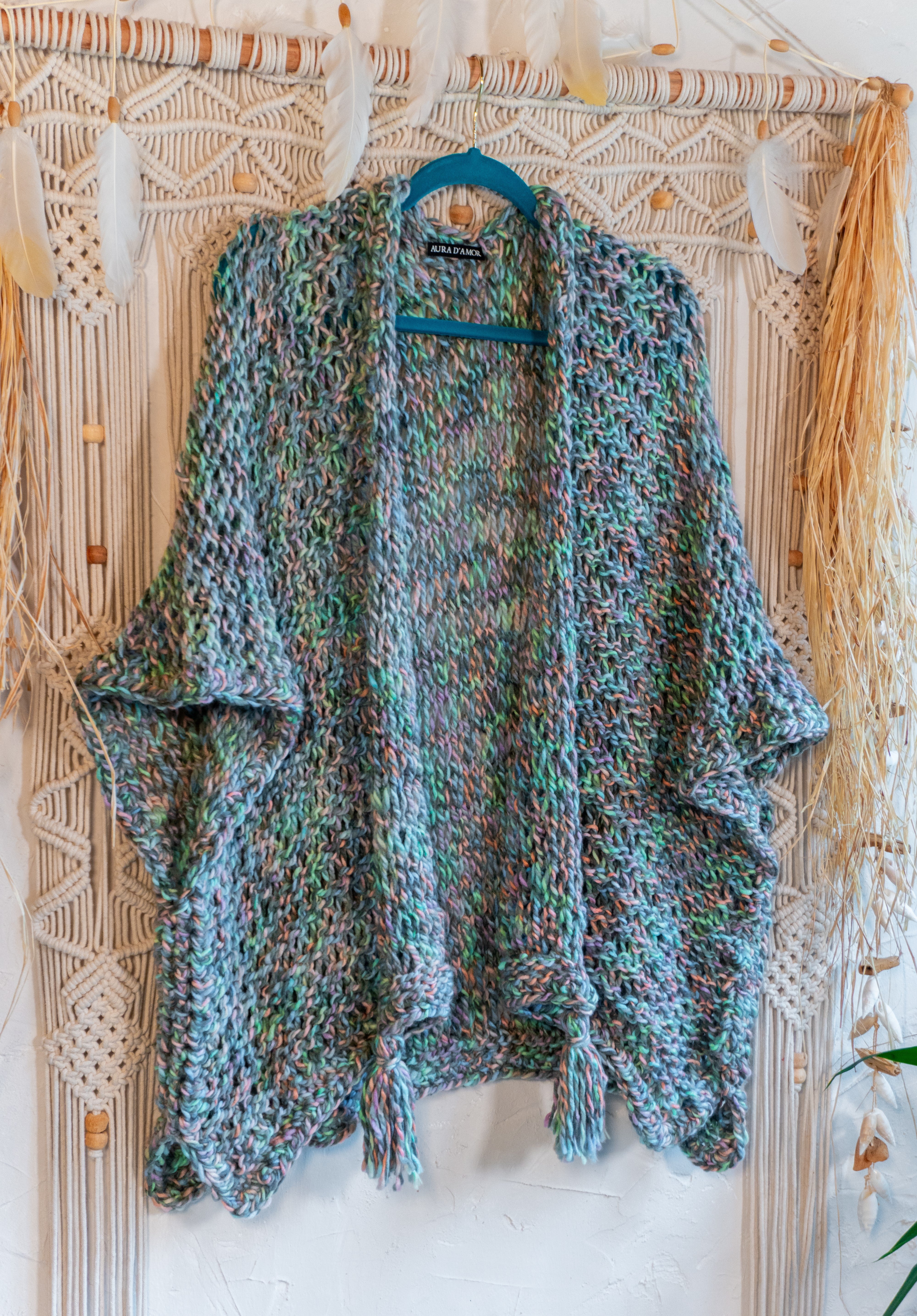 Erschaffe deinen Herbstlook mit unserer Unikat Häkel-Jacke in Pastell-Multi. Kombiniere sie vielseitig mit einem langarm Kleid oder einer dünnen Jacke für den perfekten Übergangs-Look. Ein absolutes Must-Have für alle, die stilsicher unterwegs sein wollen!