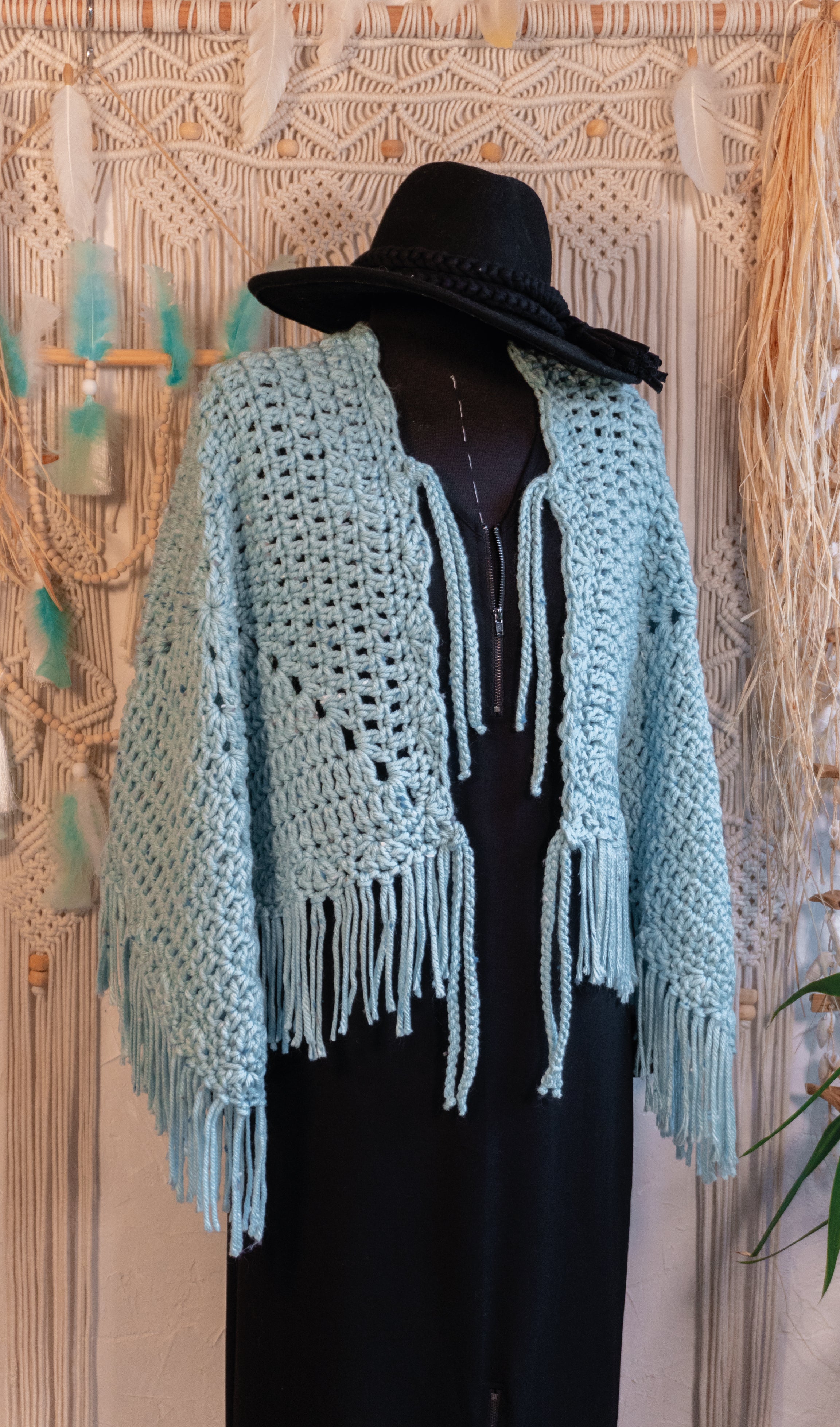 Ergänze dein Herbst-Outfit mit unserem Fransen Häkel Poncho in Pastell Mint und bringe eine Prise Boho Chic in deinen Style. Mit den beiliegenden Häkel-Bändern verwandelst du den Poncho ganz einfach in eine Jacke mit Ärmeln. Entdecke mehrere Styling Möglichkeiten. Poncho und Jacke in einem, du hast die Wahl! Vielseitig kombinierbar - perfekt über einem langarm Kleid oder einer Lederjacke. Der perfekte Begleiter für einen lässigen und doch eleganten Look. Einzelstück