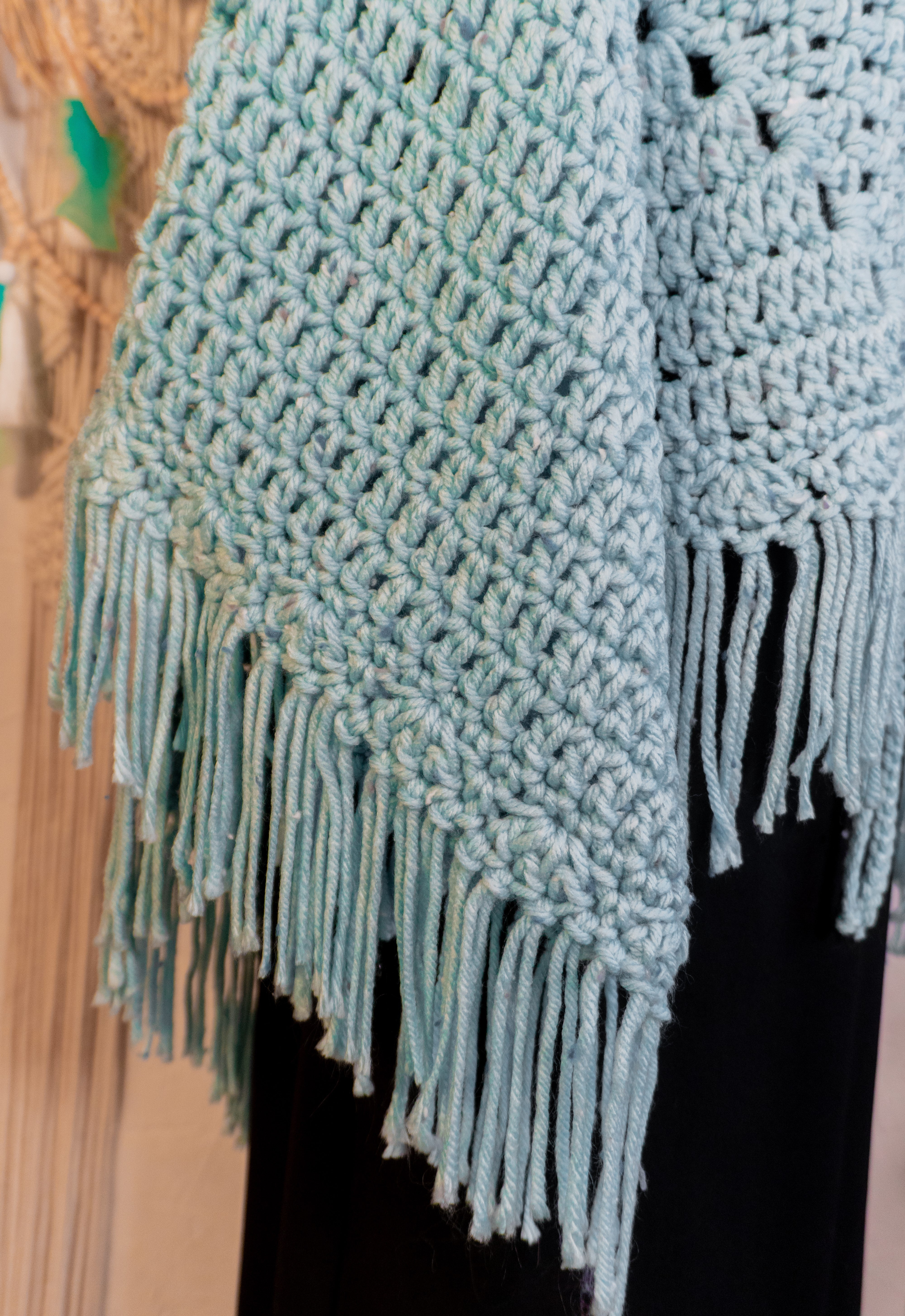 Ergänze dein Herbst-Outfit mit unserem Fransen Häkel Poncho in Pastell Mint und bringe eine Prise Boho Chic in deinen Style. Mit den beiliegenden Häkel-Bändern verwandelst du den Poncho ganz einfach in eine Jacke mit Ärmeln. Entdecke mehrere Styling Möglichkeiten. Poncho und Jacke in einem, du hast die Wahl! Vielseitig kombinierbar - perfekt über einem langarm Kleid oder einer Lederjacke. Der perfekte Begleiter für einen lässigen und doch eleganten Look. Einzelstück