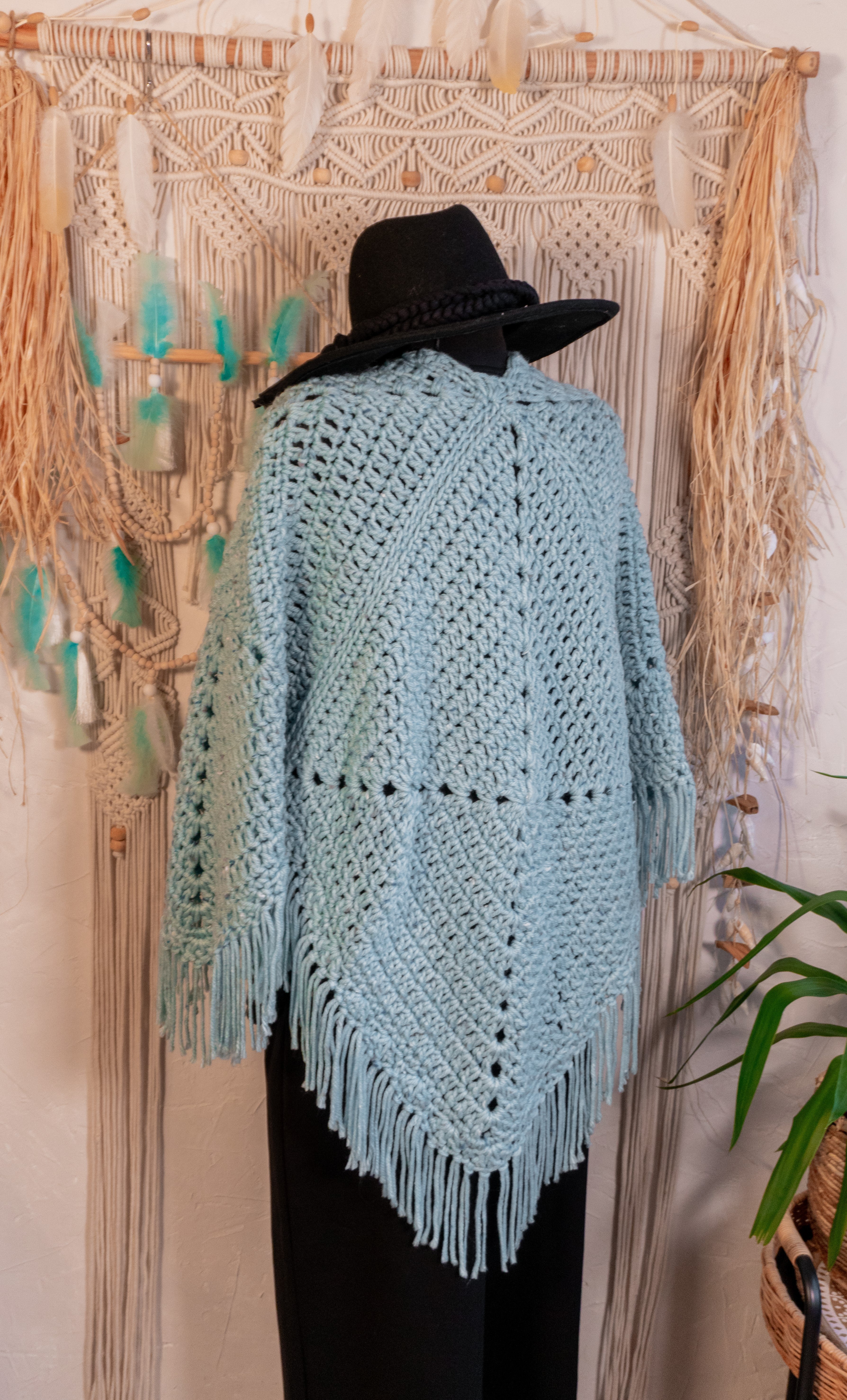 Ergänze dein Herbst-Outfit mit unserem Fransen Häkel Poncho in Pastell Mint und bringe eine Prise Boho Chic in deinen Style. Mit den beiliegenden Häkel-Bändern verwandelst du den Poncho ganz einfach in eine Jacke mit Ärmeln. Entdecke mehrere Styling Möglichkeiten. Poncho und Jacke in einem, du hast die Wahl! Vielseitig kombinierbar - perfekt über einem langarm Kleid oder einer Lederjacke. Der perfekte Begleiter für einen lässigen und doch eleganten Look. Einzelstück