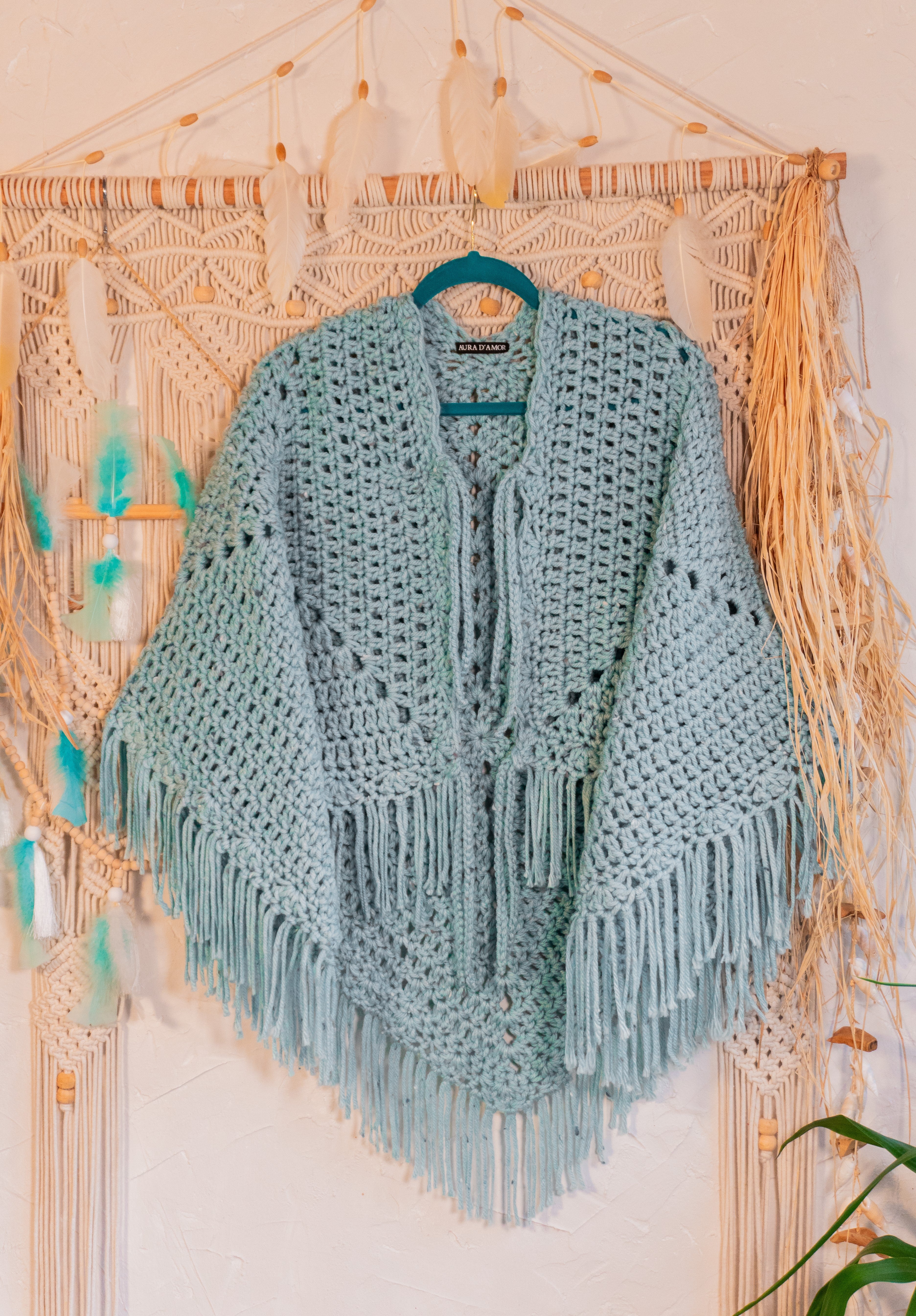 Ergänze dein Herbst-Outfit mit unserem Fransen Häkel Poncho in Pastell Mint und bringe eine Prise Boho Chic in deinen Style. Mit den beiliegenden Häkel-Bändern verwandelst du den Poncho ganz einfach in eine Jacke mit Ärmeln. Entdecke mehrere Styling Möglichkeiten. Poncho und Jacke in einem, du hast die Wahl! Vielseitig kombinierbar - perfekt über einem langarm Kleid oder einer Lederjacke. Der perfekte Begleiter für einen lässigen und doch eleganten Look. Einzelstück