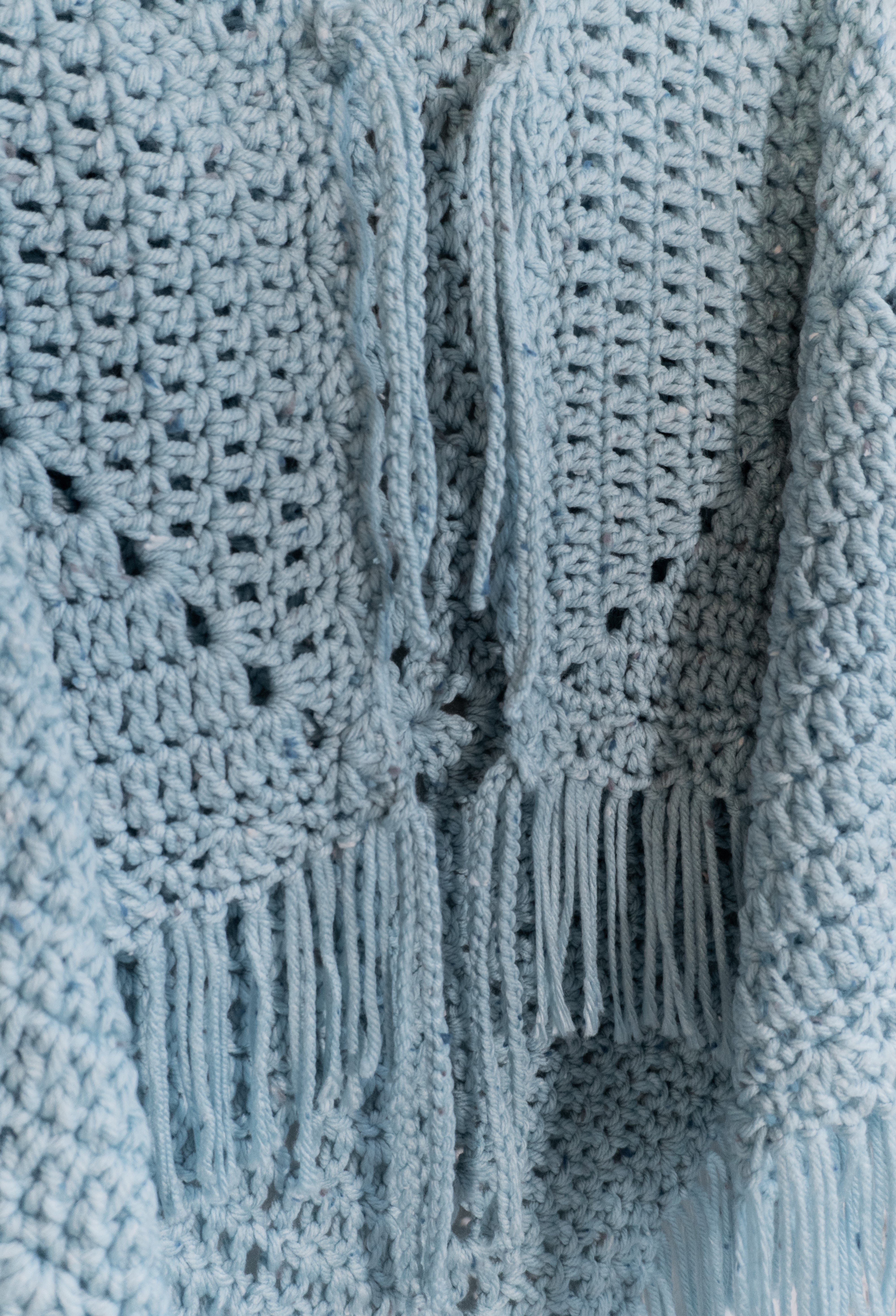 Ergänze dein Herbst-Outfit mit unserem Fransen Häkel Poncho in Pastell Mint und bringe eine Prise Boho Chic in deinen Style. Mit den beiliegenden Häkel-Bändern verwandelst du den Poncho ganz einfach in eine Jacke mit Ärmeln. Entdecke mehrere Styling Möglichkeiten. Poncho und Jacke in einem, du hast die Wahl! Vielseitig kombinierbar - perfekt über einem langarm Kleid oder einer Lederjacke. Der perfekte Begleiter für einen lässigen und doch eleganten Look. Einzelstück