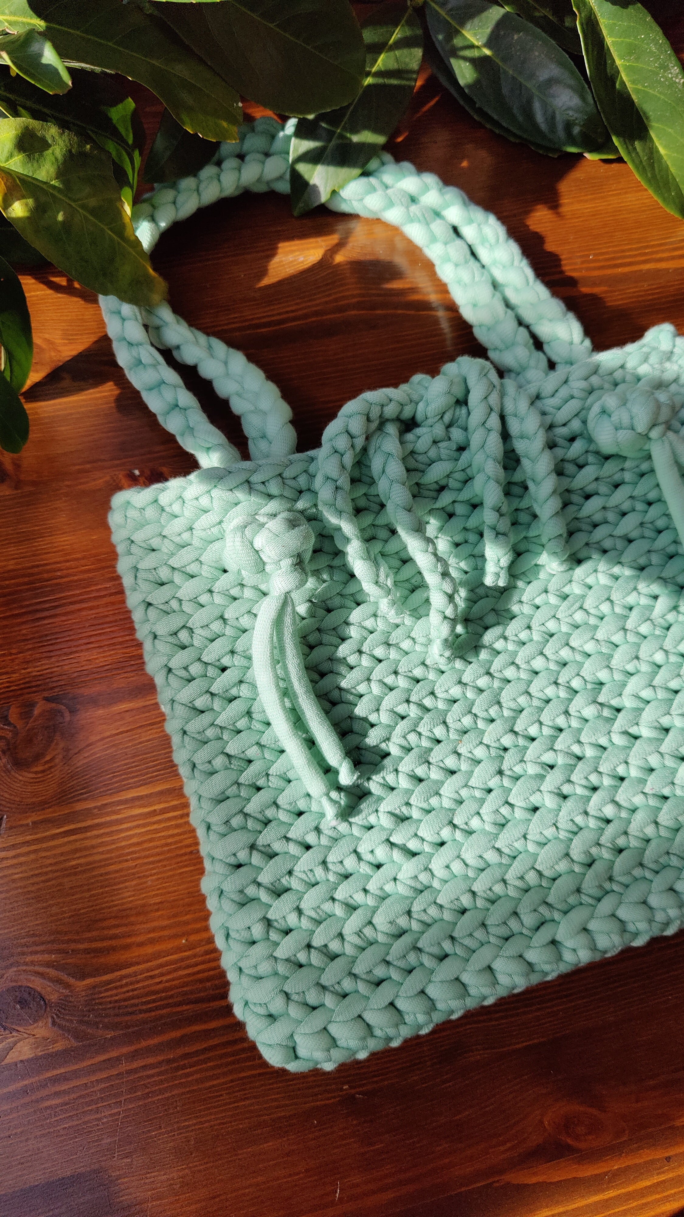 Unikat Damen Häkeltasche - Handtasche handgefertigt im Boho Hippie Ibiza -Stil mit Bänder als Verschluss im trendigen pistaziengrün mint grün. Die perfekte Tasche für Festivals und als Accessoire zu deiner Sommermode.