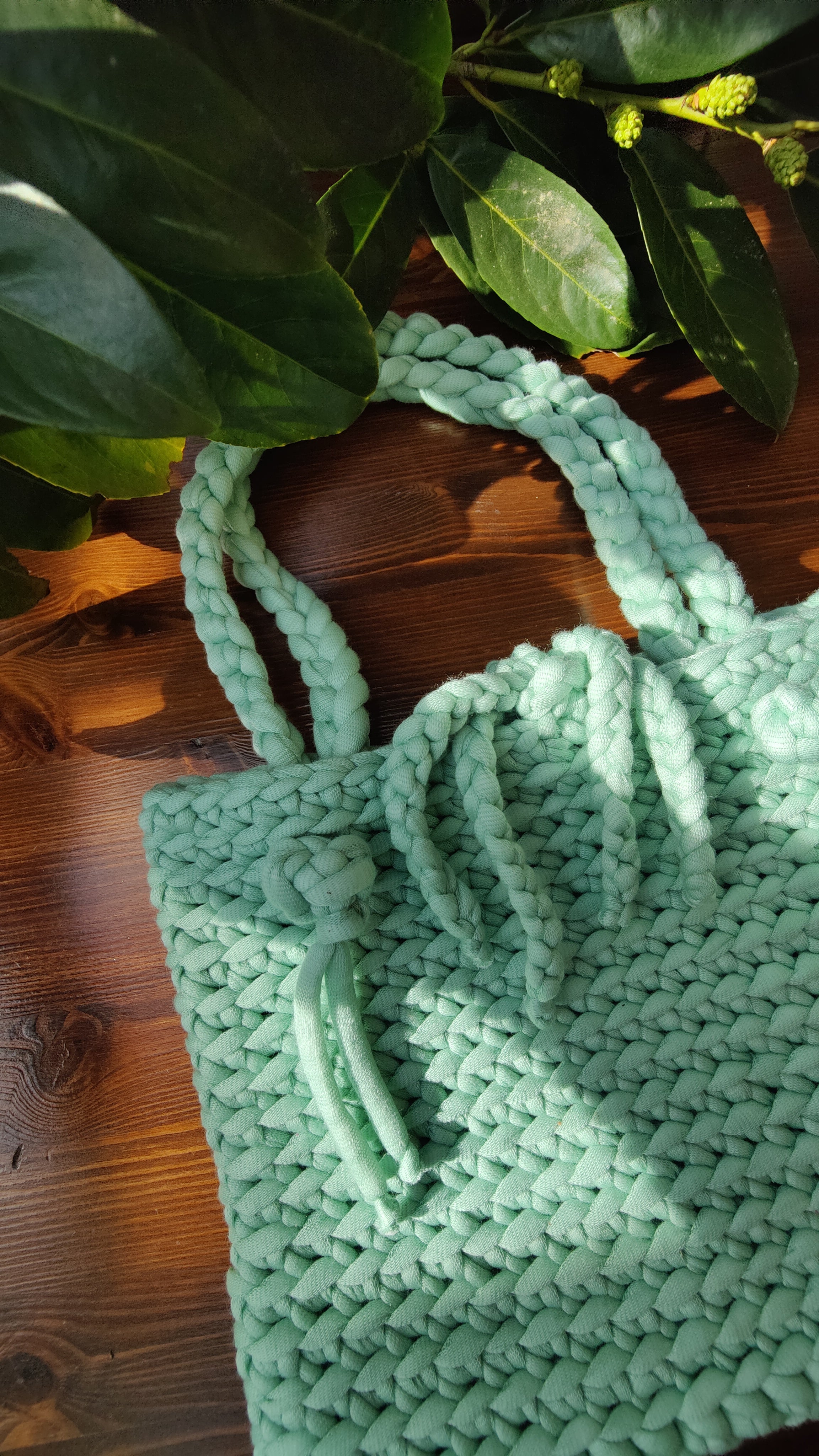 Unikat Damen Häkeltasche - Handtasche handgefertigt im Boho Hippie Ibiza -Stil mit Bänder als Verschluss im trendigen pistaziengrün mint grün. Die perfekte Tasche für Festivals und als Accessoire zu deiner Sommermode.