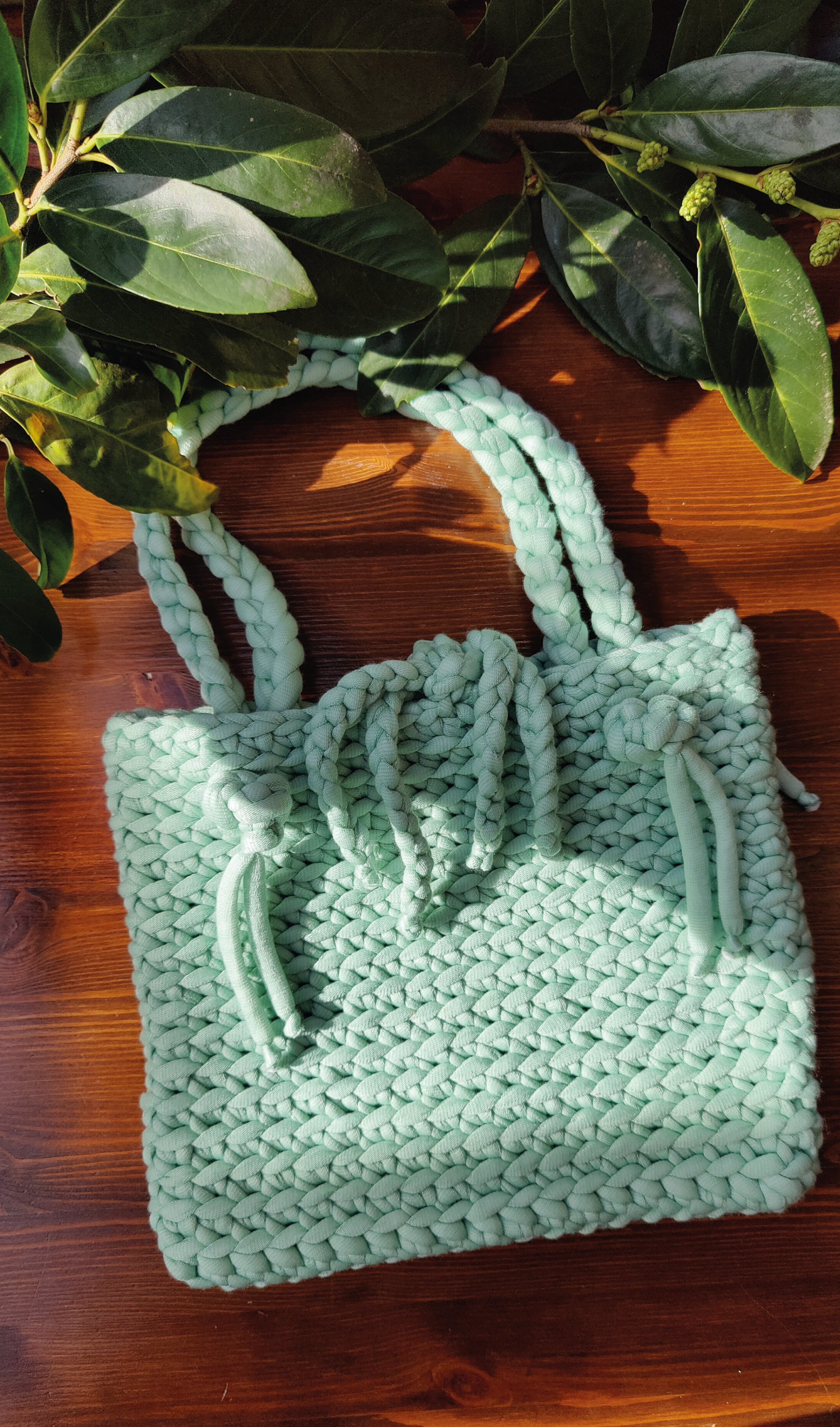 Unikat Damen Häkeltasche - Handtasche handgefertigt im Boho Hippie Ibiza -Stil mit Bänder als Verschluss im trendigen pistaziengrün mint grün. Die perfekte Tasche für Festivals und als Accessoire zu deiner Sommermode.