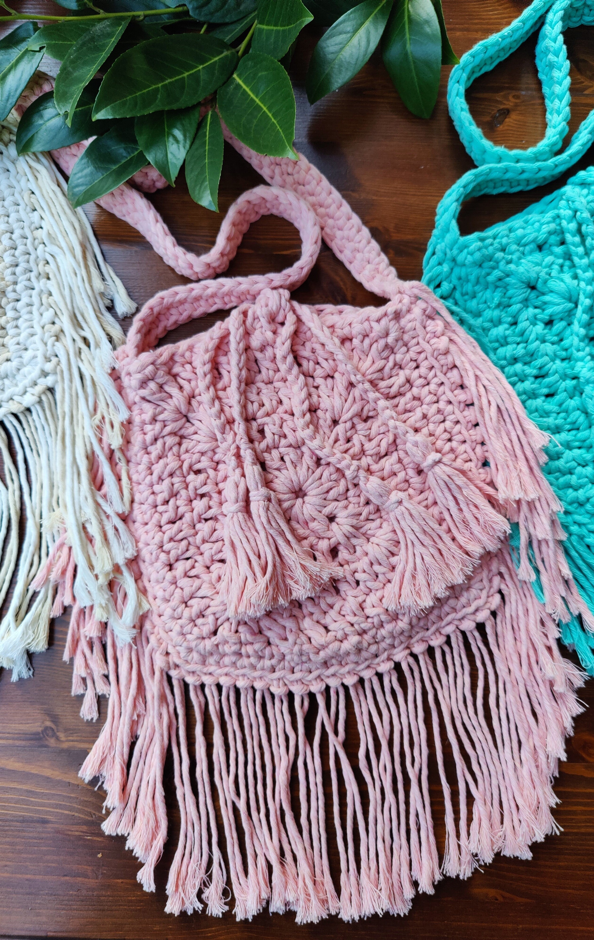 Unikat Damen Häkeltasche - Handtasche handgefertigt im Boho Hippie Ibiza -Stil mit Fransen im schicken rosa. Die perfekte Fransentasche für Festivals und als Accessoire zu deiner Sommermode.