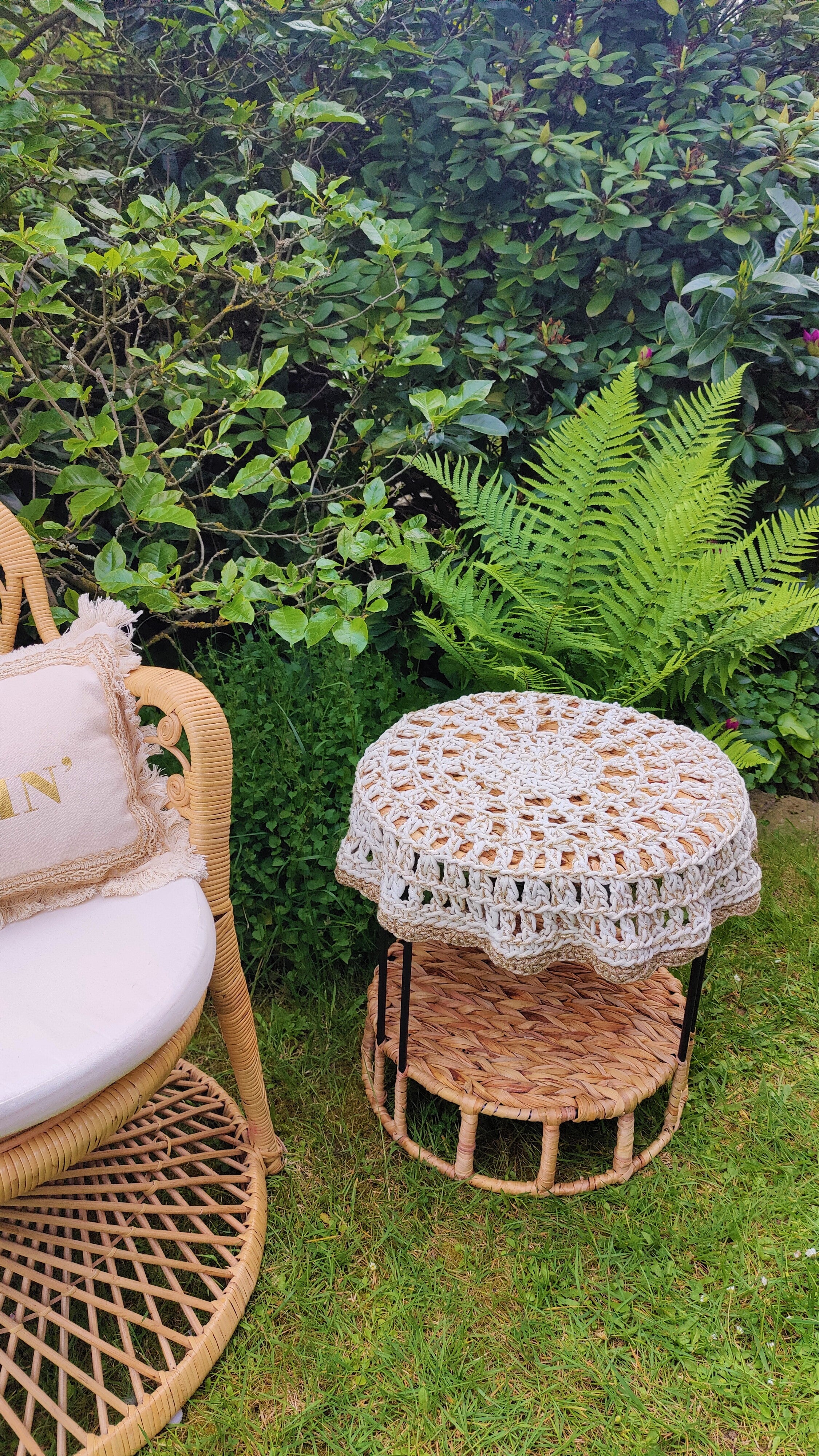 Entdecken Sie den Charme des Boho-Stils mit unserer handgefertigten Tischdecke. Die beige-gold-metallic Farbkombination sorgt für einen edlen Look. Verleihe Deinem Zuhause eine romantische Bohemian-Ästhetik mit dieser Tischdecke aus weichem recyceltem Makramee-Garn und hochwertigem Effektgarn.