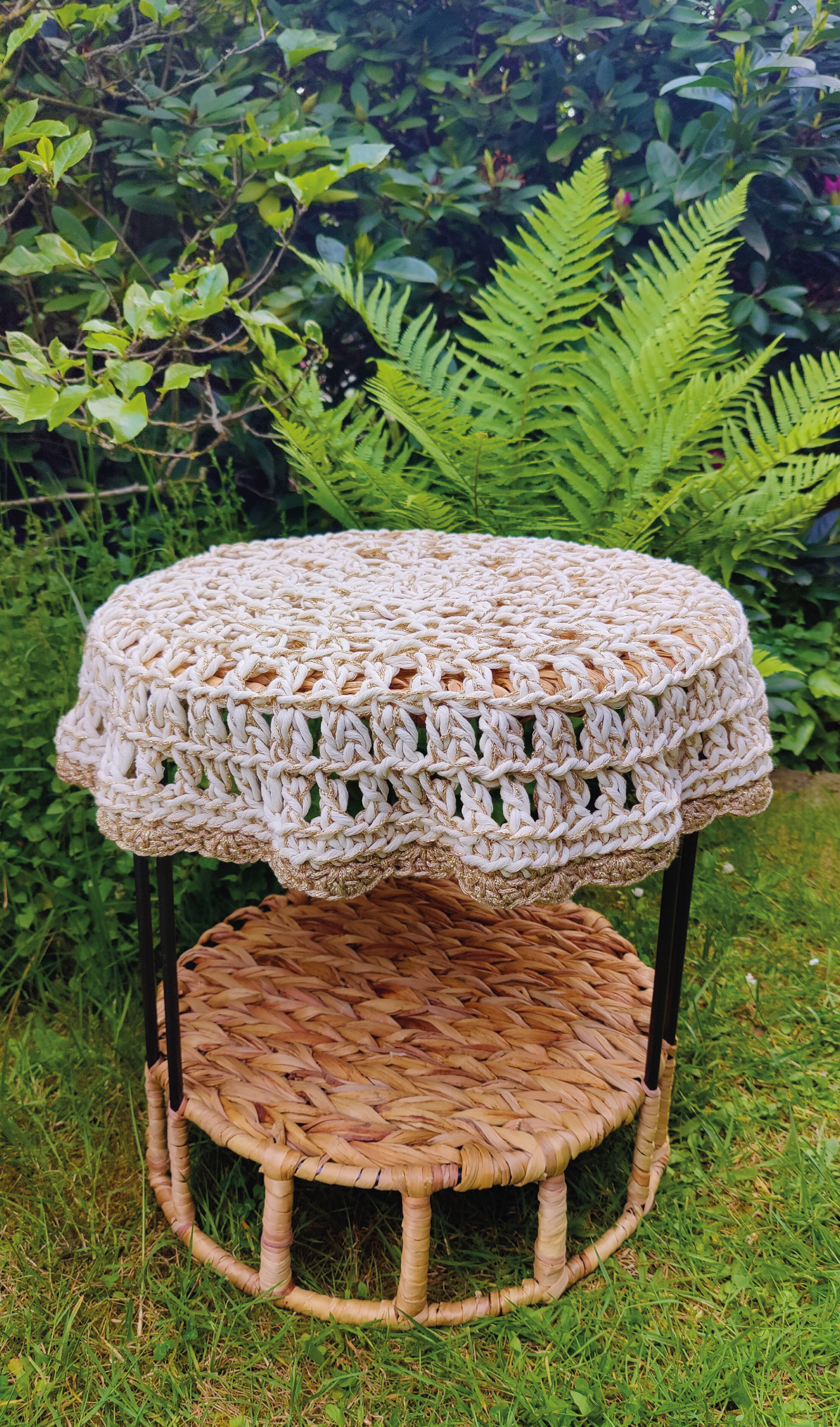 Entdecken Sie den Charme des Boho-Stils mit unserer handgefertigten Tischdecke. Die beige-gold-metallic Farbkombination sorgt für einen edlen Look. Verleihe Deinem Zuhause eine romantische Bohemian-Ästhetik mit dieser Tischdecke aus weichem recyceltem Makramee-Garn und hochwertigem Effektgarn.