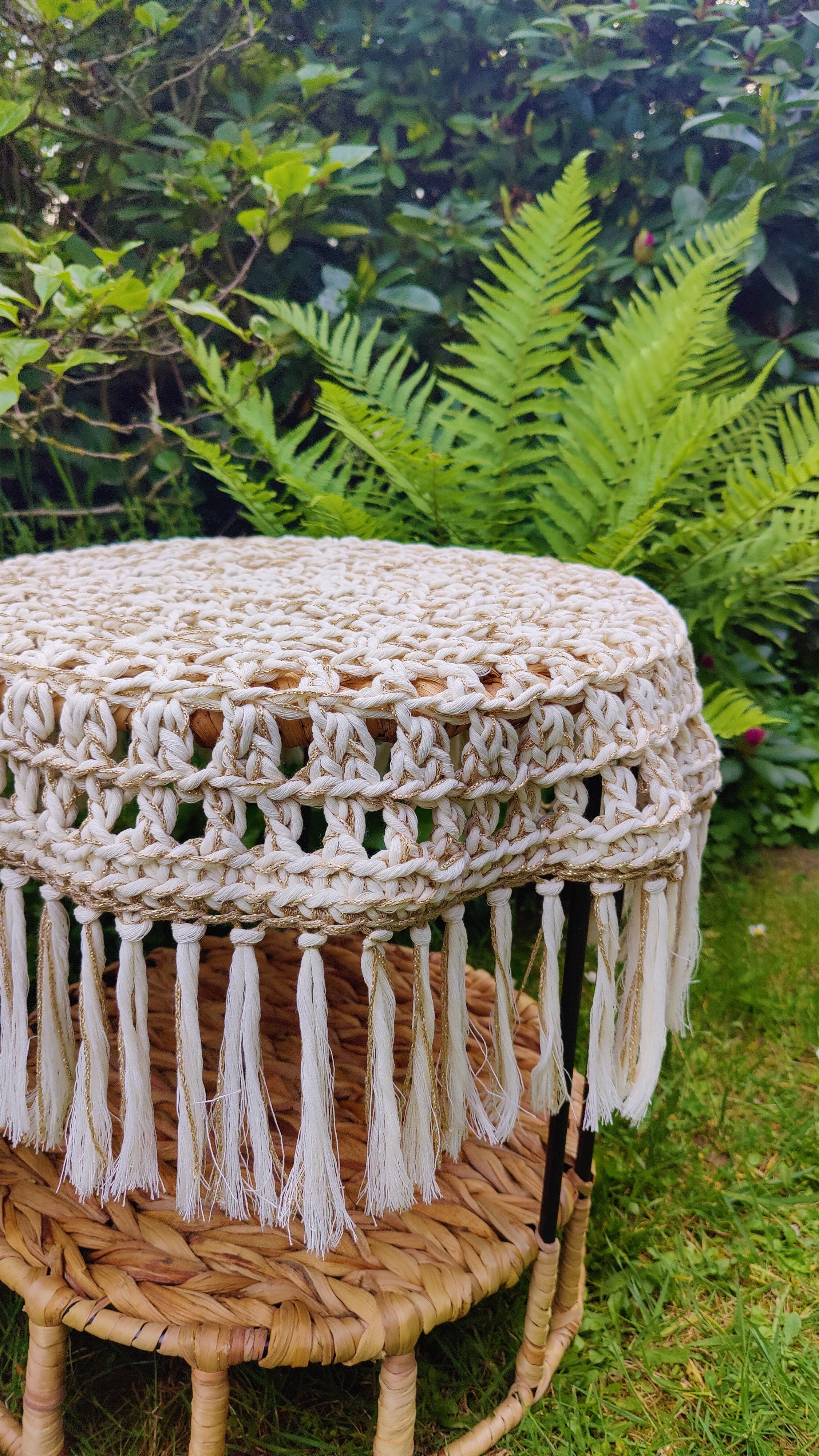 Trendige Tischdecke in einer Kombination aus beige und Metallic mit Fransen verleiht Ihrem Zuhause den perfekten Hauch von Bohemian Chic. Die Häkeldecke besteht aus weicher recycelter Baumwolle und hat einen effektvollen Metallic-Gold-Touch. Sie verleiht jedem Raum eine gemütliche Atmosphäre und dient als stilvolle Dekoration für jeden Tisch.