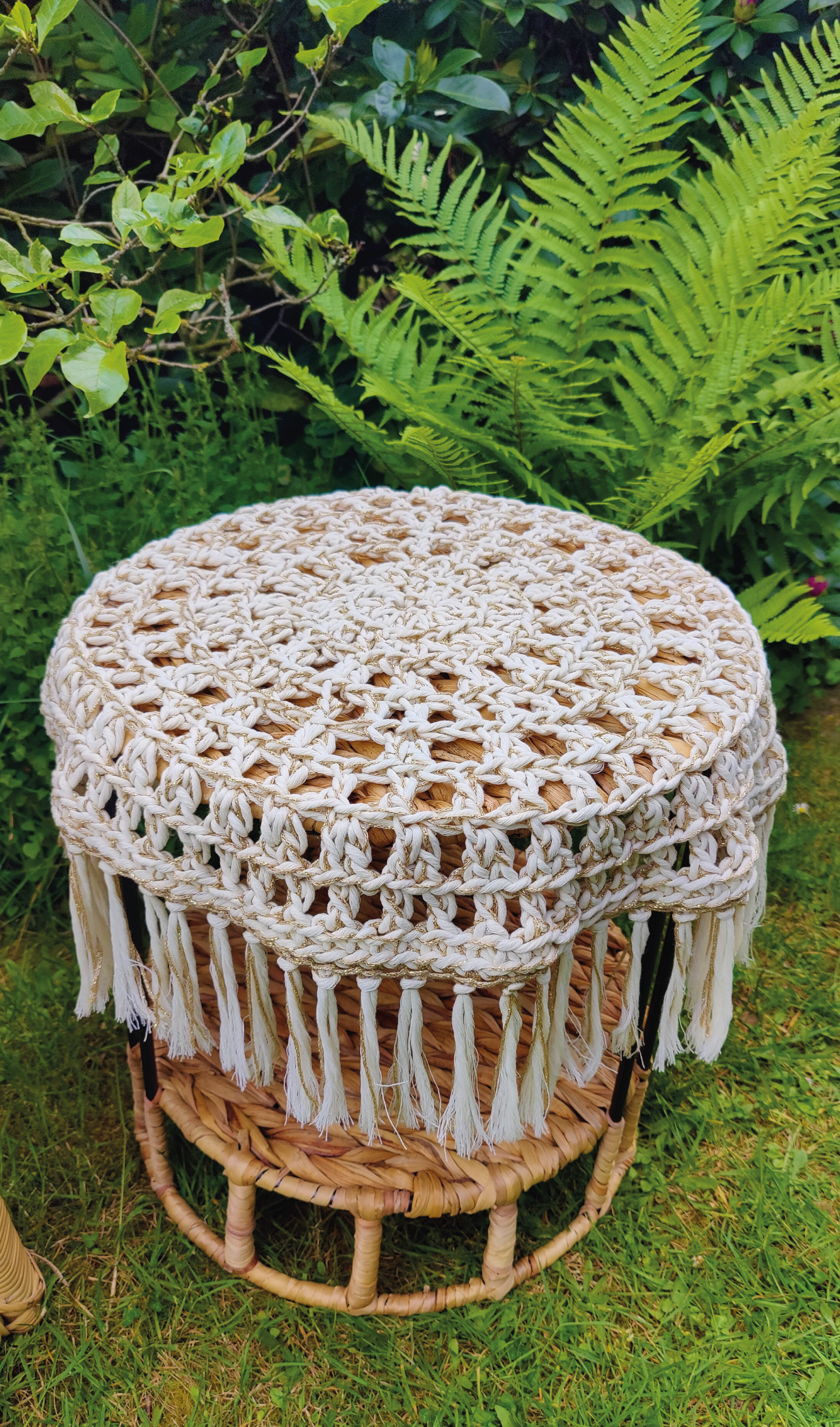 Trendige Tischdecke in einer Kombination aus beige und Metallic mit Fransen verleiht Ihrem Zuhause den perfekten Hauch von Bohemian Chic. Die Häkeldecke besteht aus weicher recycelter Baumwolle und hat einen effektvollen Metallic-Gold-Touch. Sie verleiht jedem Raum eine gemütliche Atmosphäre und dient als stilvolle Dekoration für jeden Tisch.