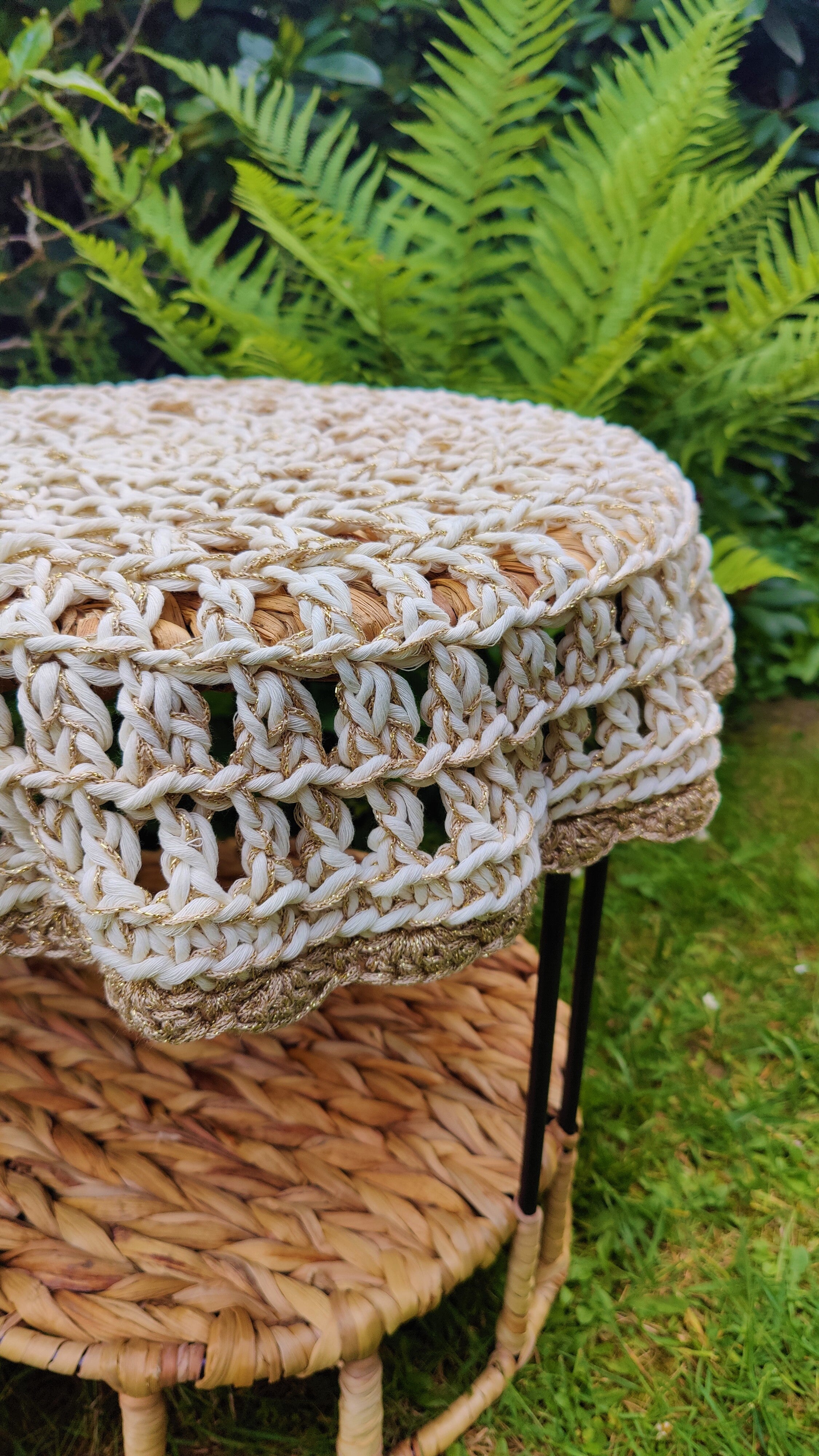 Entdecken Sie den Charme des Boho-Stils mit unserer handgefertigten Tischdecke. Die beige-gold-metallic Farbkombination sorgt für einen edlen Look. Verleihe Deinem Zuhause eine romantische Bohemian-Ästhetik mit dieser Tischdecke aus weichem recyceltem Makramee-Garn und hochwertigem Effektgarn.