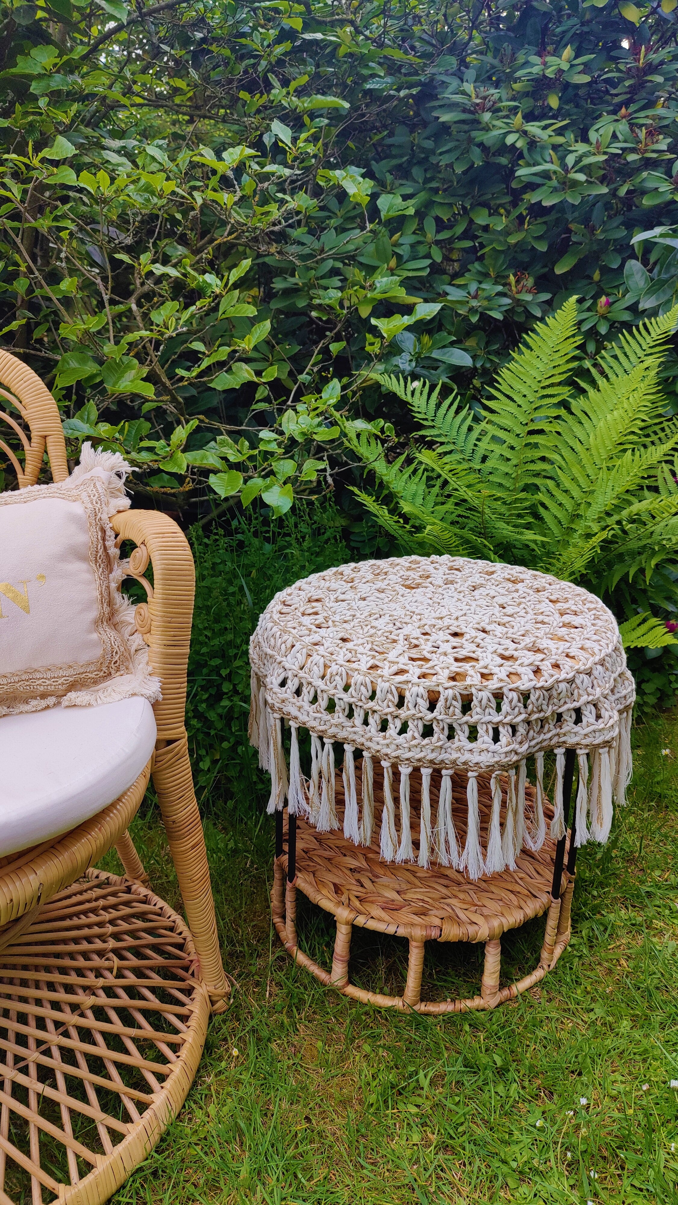 Trendige Tischdecke in einer Kombination aus beige und Metallic mit Fransen verleiht Ihrem Zuhause den perfekten Hauch von Bohemian Chic. Die Häkeldecke besteht aus weicher recycelter Baumwolle und hat einen effektvollen Metallic-Gold-Touch. Sie verleiht jedem Raum eine gemütliche Atmosphäre und dient als stilvolle Dekoration für jeden Tisch.