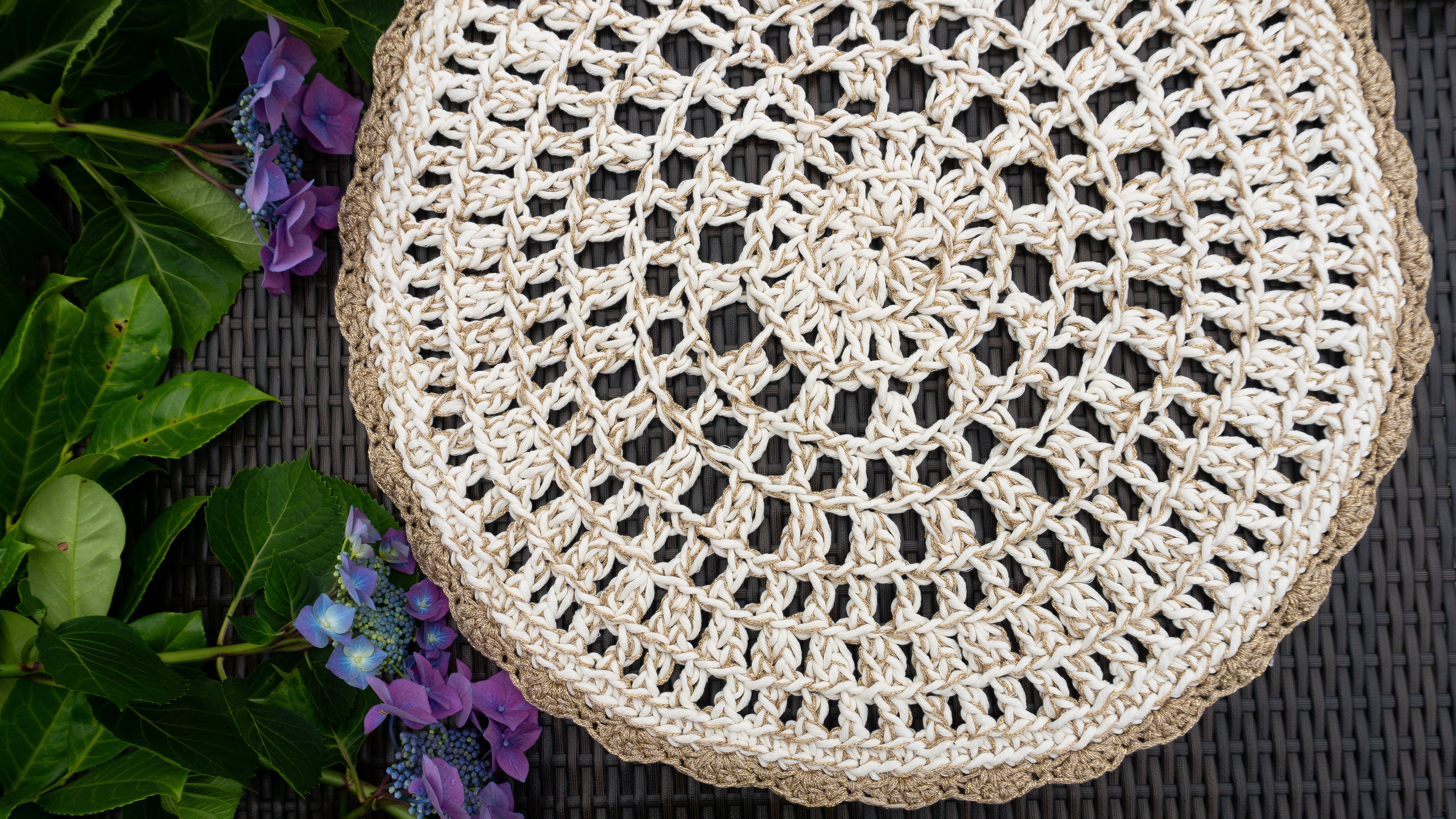 Entdecken Sie den Charme des Boho-Stils mit unserer handgefertigten Tischdecke. Die beige-gold-metallic Farbkombination sorgt für einen edlen Look. Verleihe Deinem Zuhause eine romantische Bohemian-Ästhetik mit dieser Tischdecke aus weichem recyceltem Makramee-Garn und hochwertigem Effektgarn.