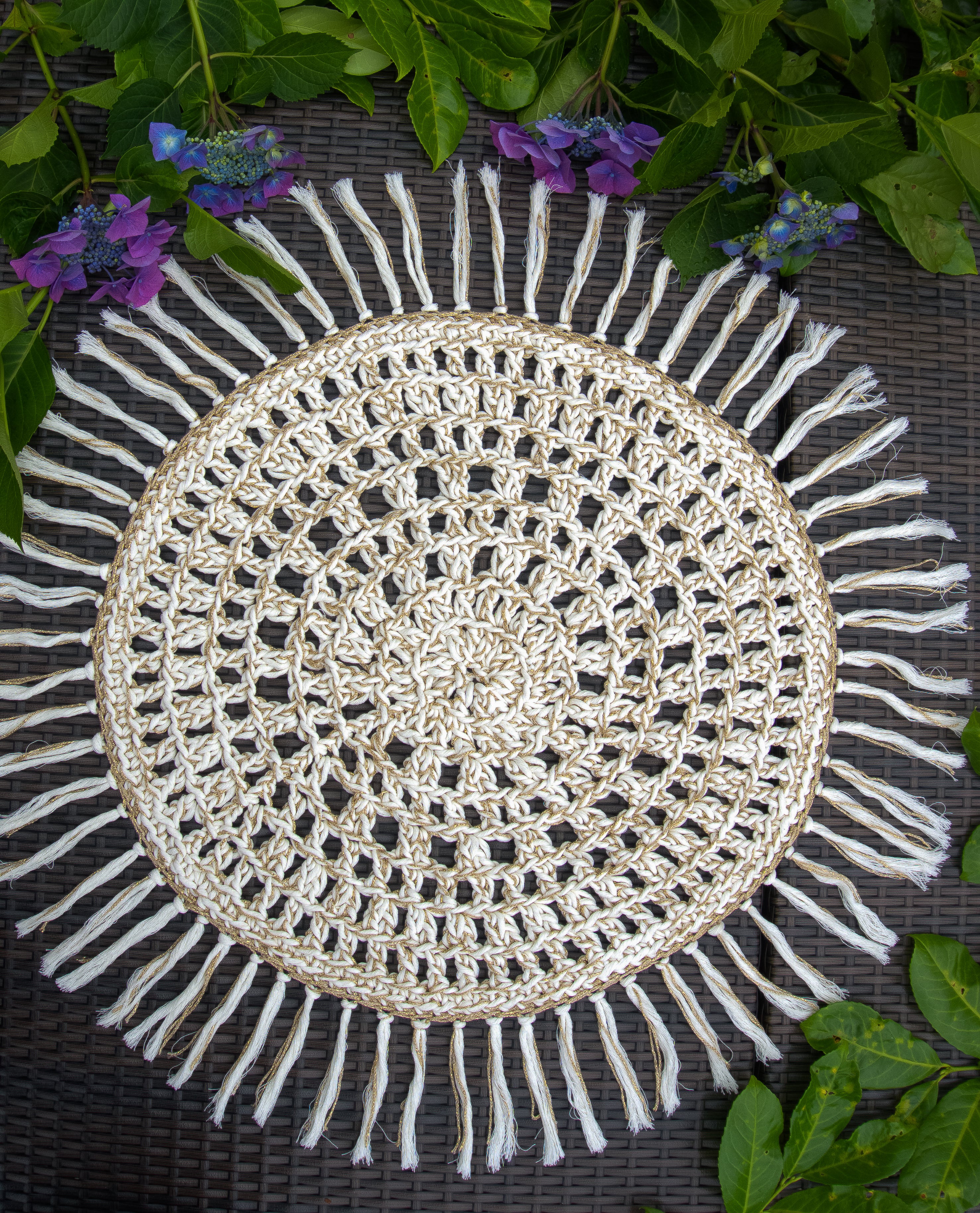 Trendige Tischdecke in einer Kombination aus beige und Metallic mit Fransen verleiht Ihrem Zuhause den perfekten Hauch von Bohemian Chic. Die Häkeldecke besteht aus weicher recycelter Baumwolle und hat einen effektvollen Metallic-Gold-Touch. Sie verleiht jedem Raum eine gemütliche Atmosphäre und dient als stilvolle Dekoration für jeden Tisch.