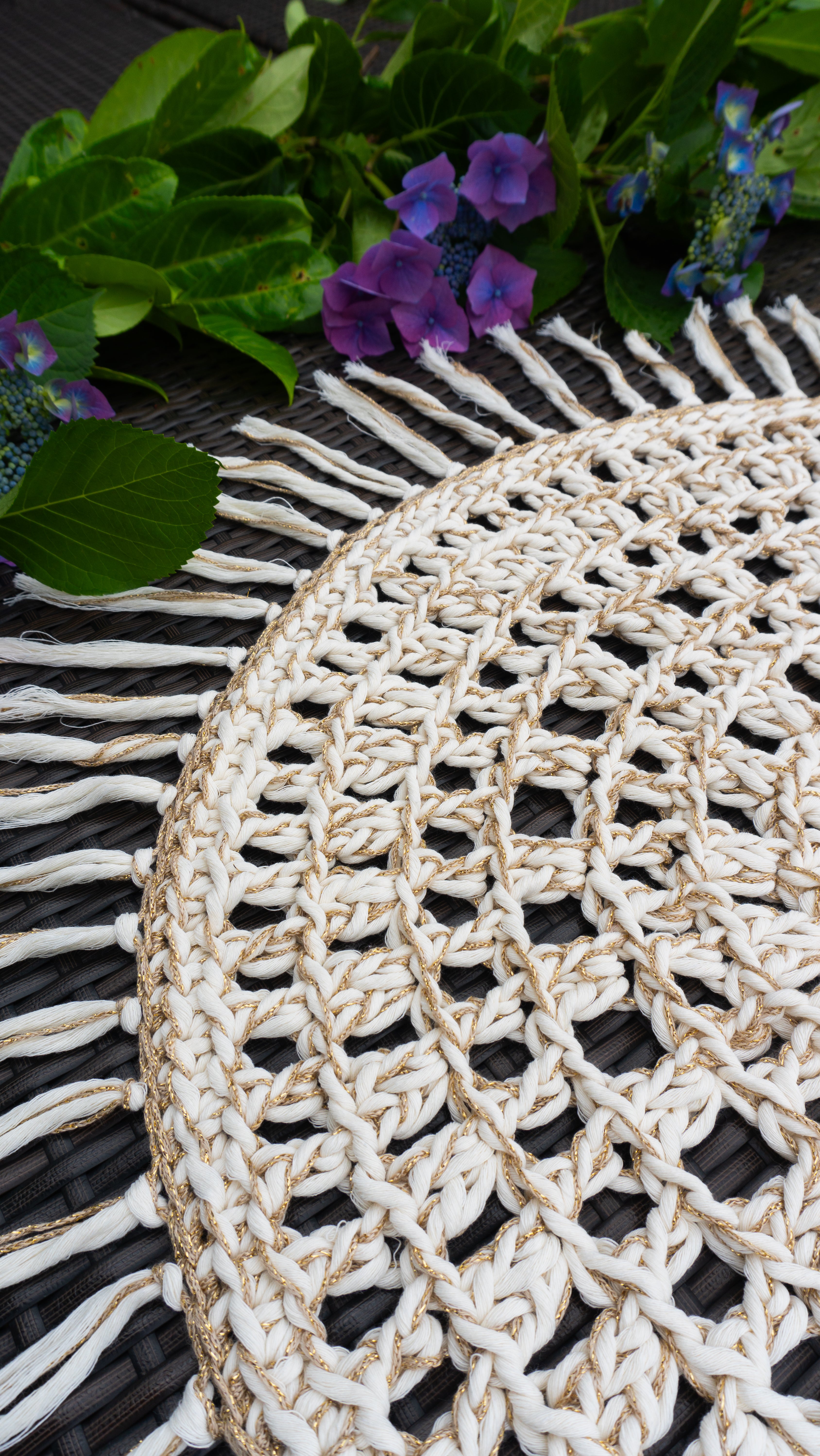 Trendige Tischdecke in einer Kombination aus beige und Metallic mit Fransen verleiht Ihrem Zuhause den perfekten Hauch von Bohemian Chic. Die Häkeldecke besteht aus weicher recycelter Baumwolle und hat einen effektvollen Metallic-Gold-Touch. Sie verleiht jedem Raum eine gemütliche Atmosphäre und dient als stilvolle Dekoration für jeden Tisch.