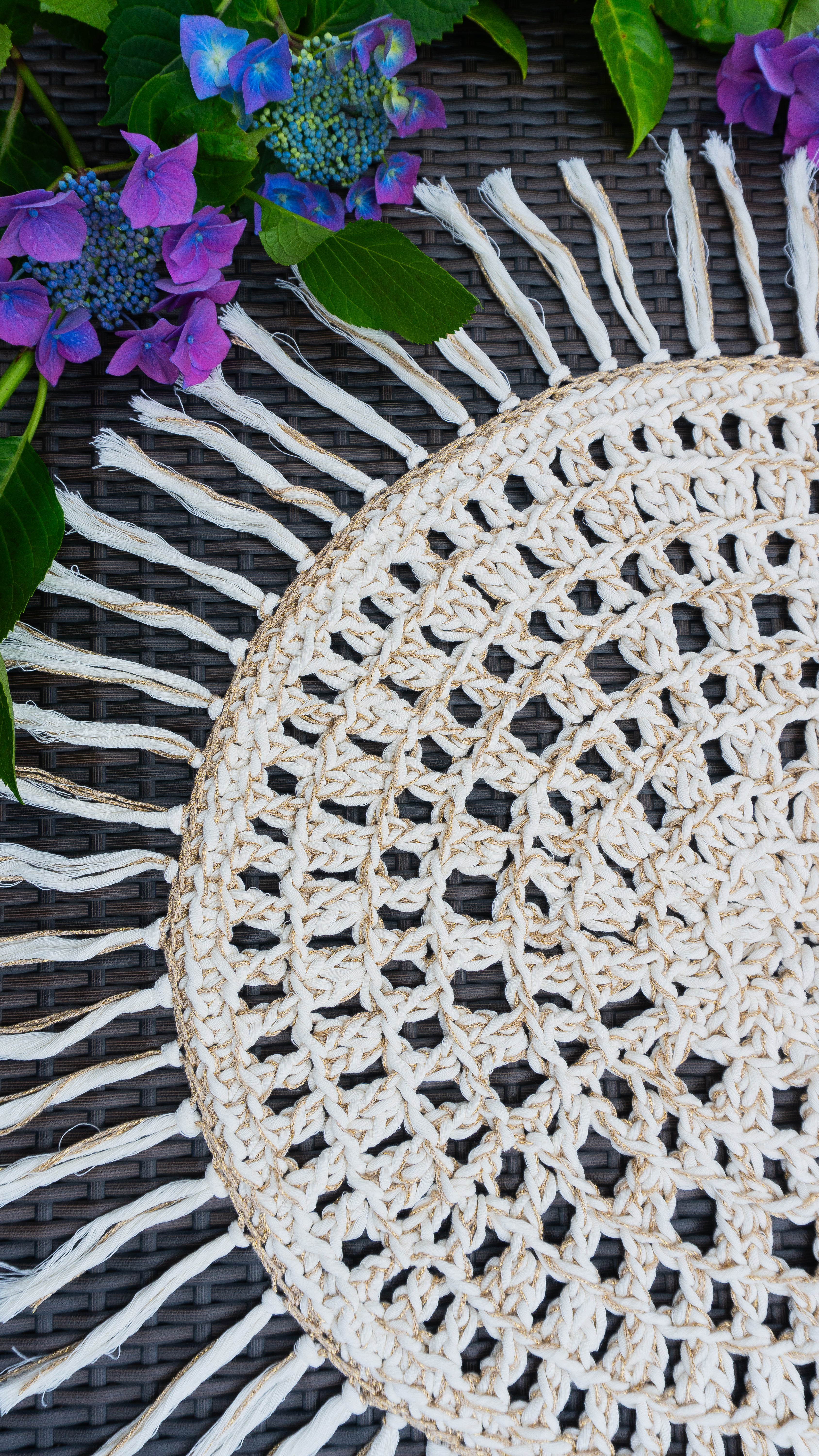 Trendige Tischdecke in einer Kombination aus beige und Metallic mit Fransen verleiht Ihrem Zuhause den perfekten Hauch von Bohemian Chic. Die Häkeldecke besteht aus weicher recycelter Baumwolle und hat einen effektvollen Metallic-Gold-Touch. Sie verleiht jedem Raum eine gemütliche Atmosphäre und dient als stilvolle Dekoration für jeden Tisch.