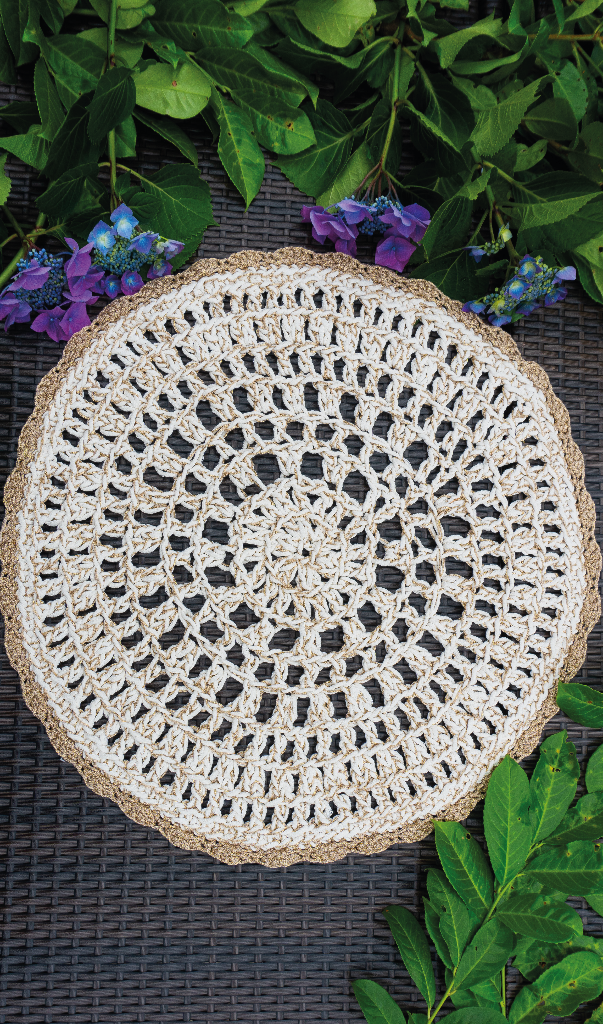 Entdecken Sie den Charme des Boho-Stils mit unserer handgefertigten Tischdecke. Die beige-gold-metallic Farbkombination sorgt für einen edlen Look. Verleihe Deinem Zuhause eine romantische Bohemian-Ästhetik mit dieser Tischdecke aus weichem recyceltem Makramee-Garn und hochwertigem Effektgarn.