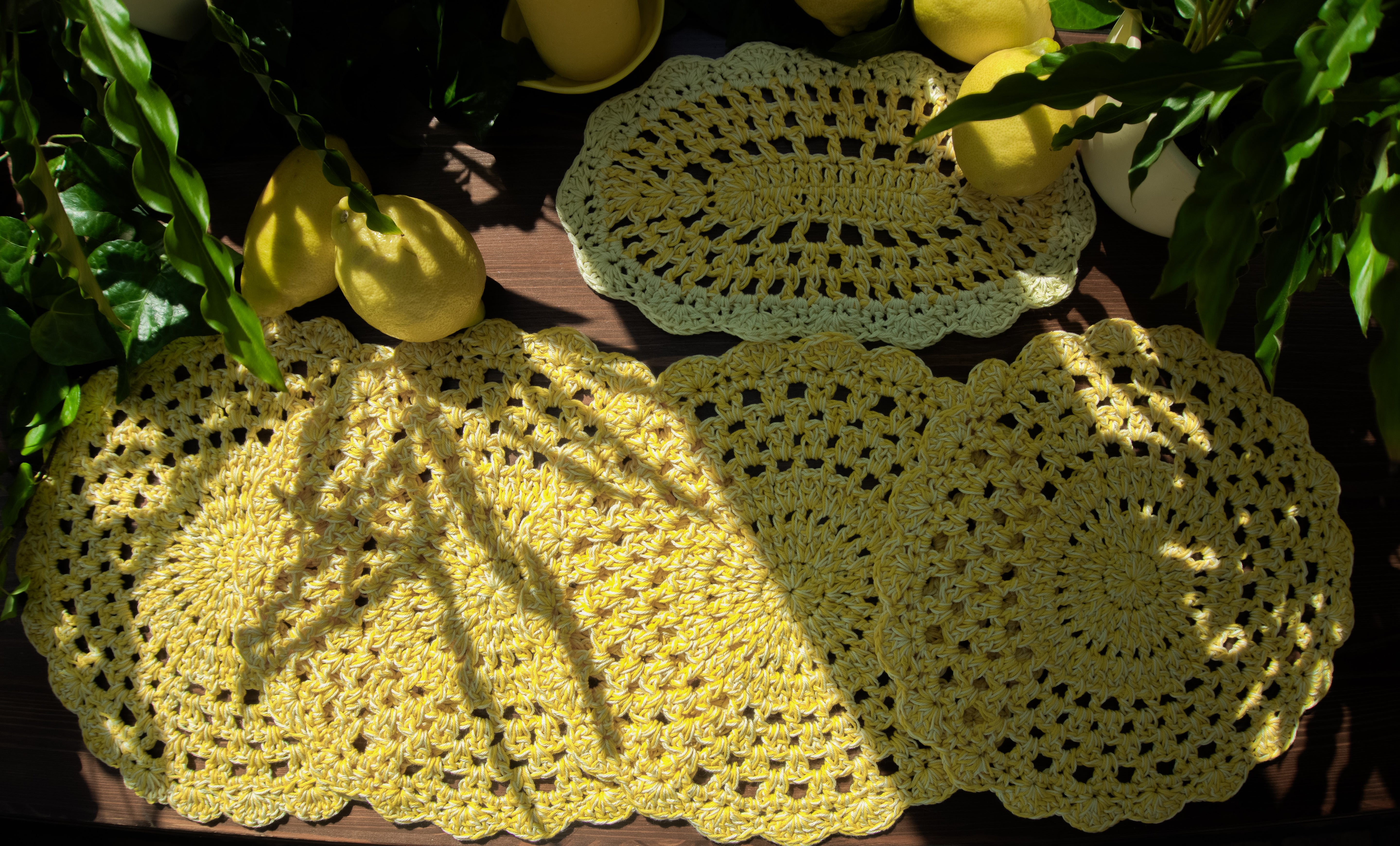 Fünfteiliges Häkel Tischset in trendigem Zitronengelb. Handgefertigt und vielseitig einsetzbar, als Ergänzung für moderne Zitronendekoration oder als Untersetzer für ein Blumenvase und Kerzenständer. Unikat-Set mit vier runden Tischsets und ein kleines ovales Deko-Deckchen.