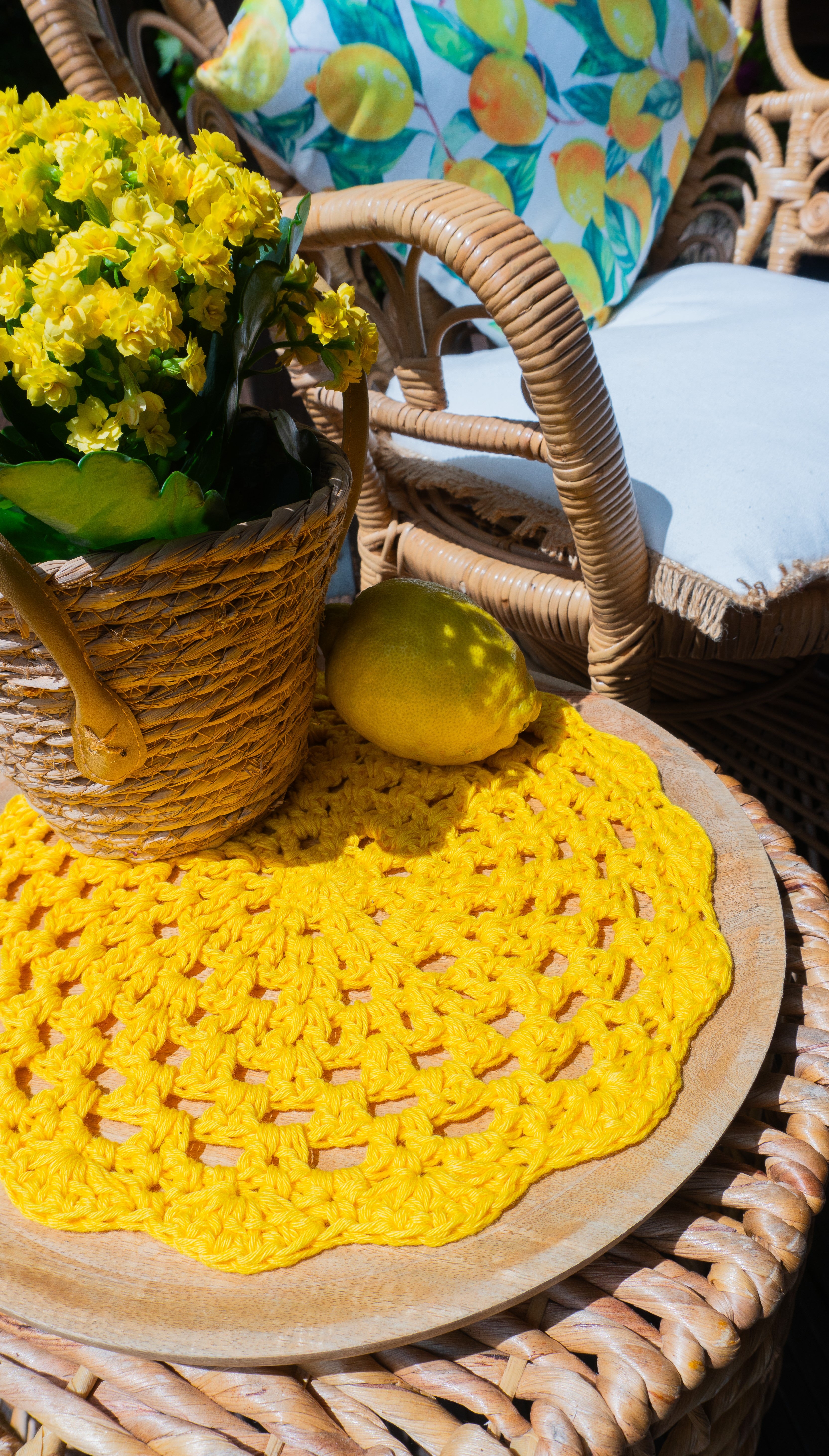 Vierteiliges handgefertigtes Häkel-Platzset in Zitronengelb – nachhaltige Boho Tischdeko, sommerliche Untersetzer für Vasen und Kerzen, einzigartige Häkel-Unikate für dein Zuhause.