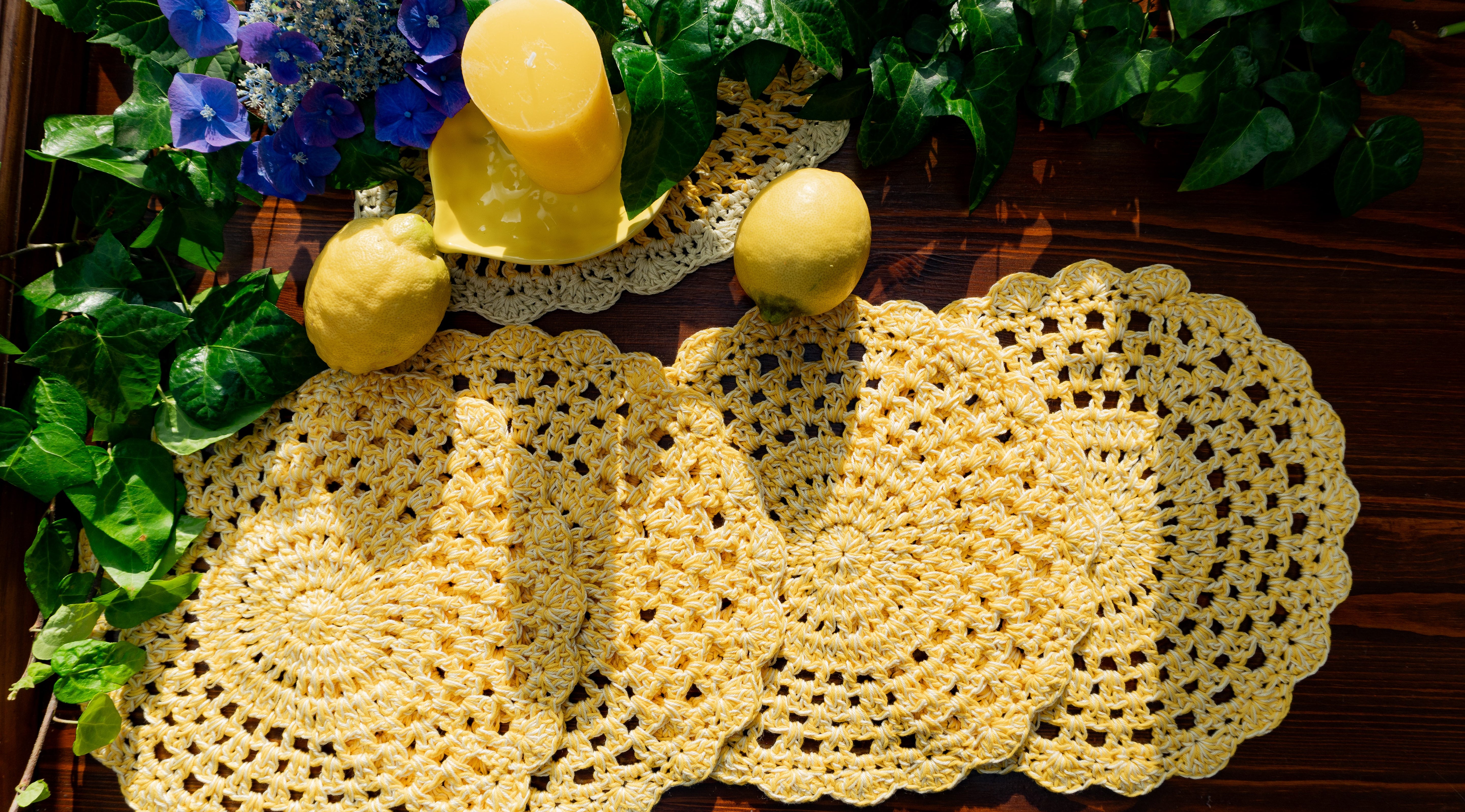 Fünfteiliges Häkel Tischset in trendigem Zitronengelb. Handgefertigt und vielseitig einsetzbar, als Ergänzung für moderne Zitronendekoration oder als Untersetzer für ein Blumenvase und Kerzenständer. Unikat-Set mit vier runden Tischsets und ein kleines ovales Deko-Deckchen.
