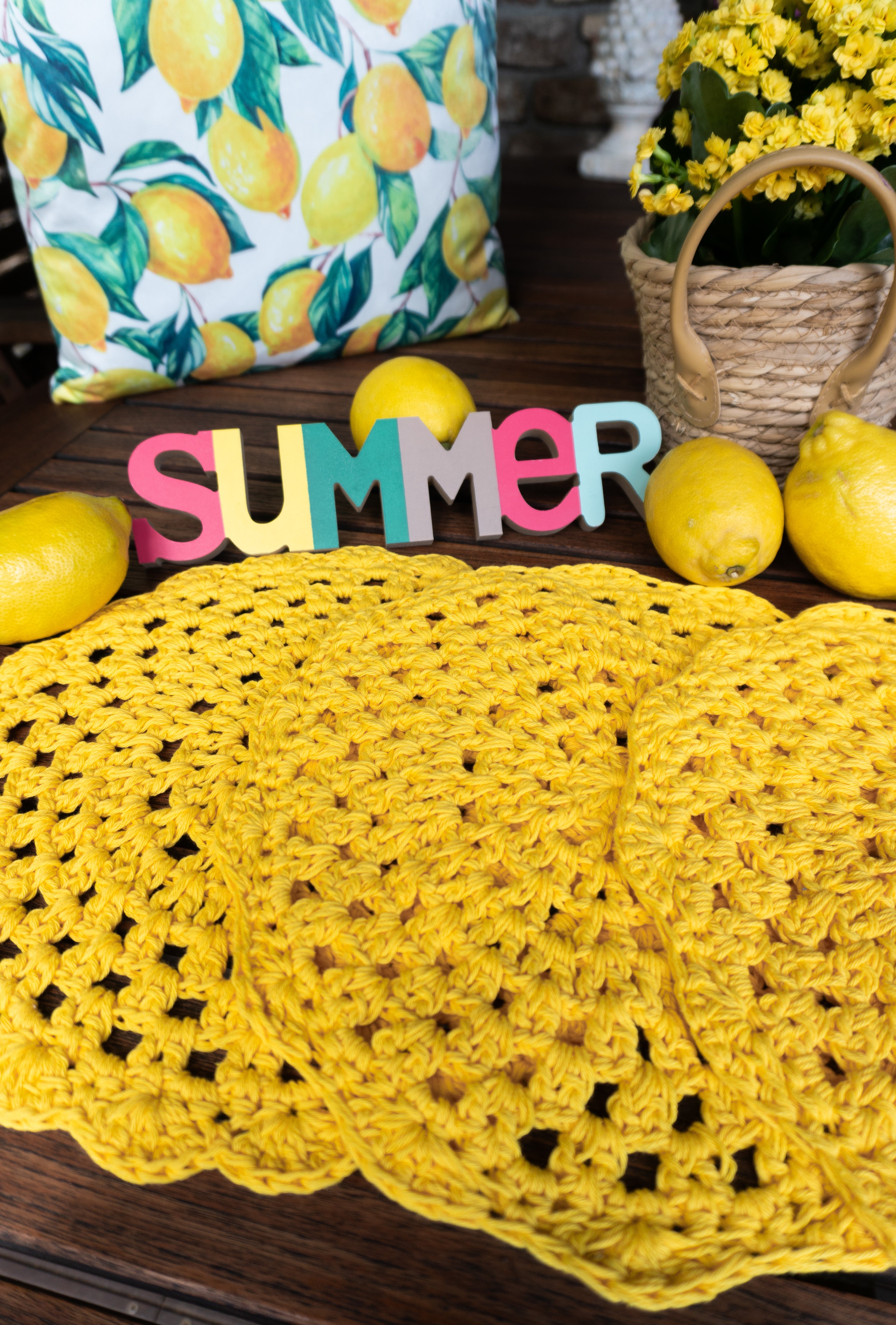 Vierteiliges handgefertigtes Häkel-Platzset in Zitronengelb – nachhaltige Boho Tischdeko, sommerliche Untersetzer für Vasen und Kerzen, einzigartige Häkel-Unikate für dein Zuhause.