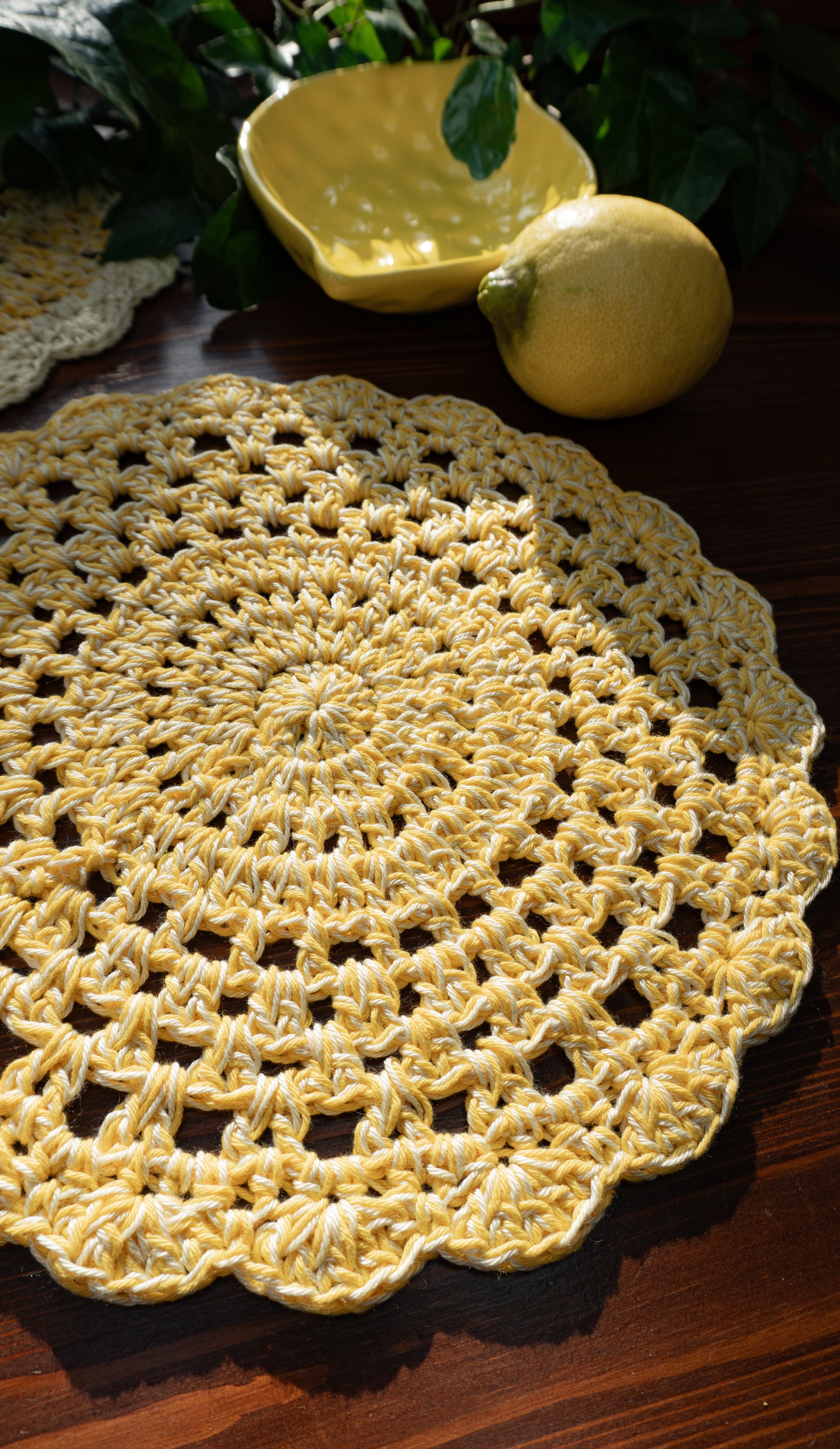 Fünfteiliges Häkel Tischset in trendigem Zitronengelb. Handgefertigt und vielseitig einsetzbar, als Ergänzung für moderne Zitronendekoration oder als Untersetzer für ein Blumenvase und Kerzenständer. Unikat-Set mit vier runden Tischsets und ein kleines ovales Deko-Deckchen.