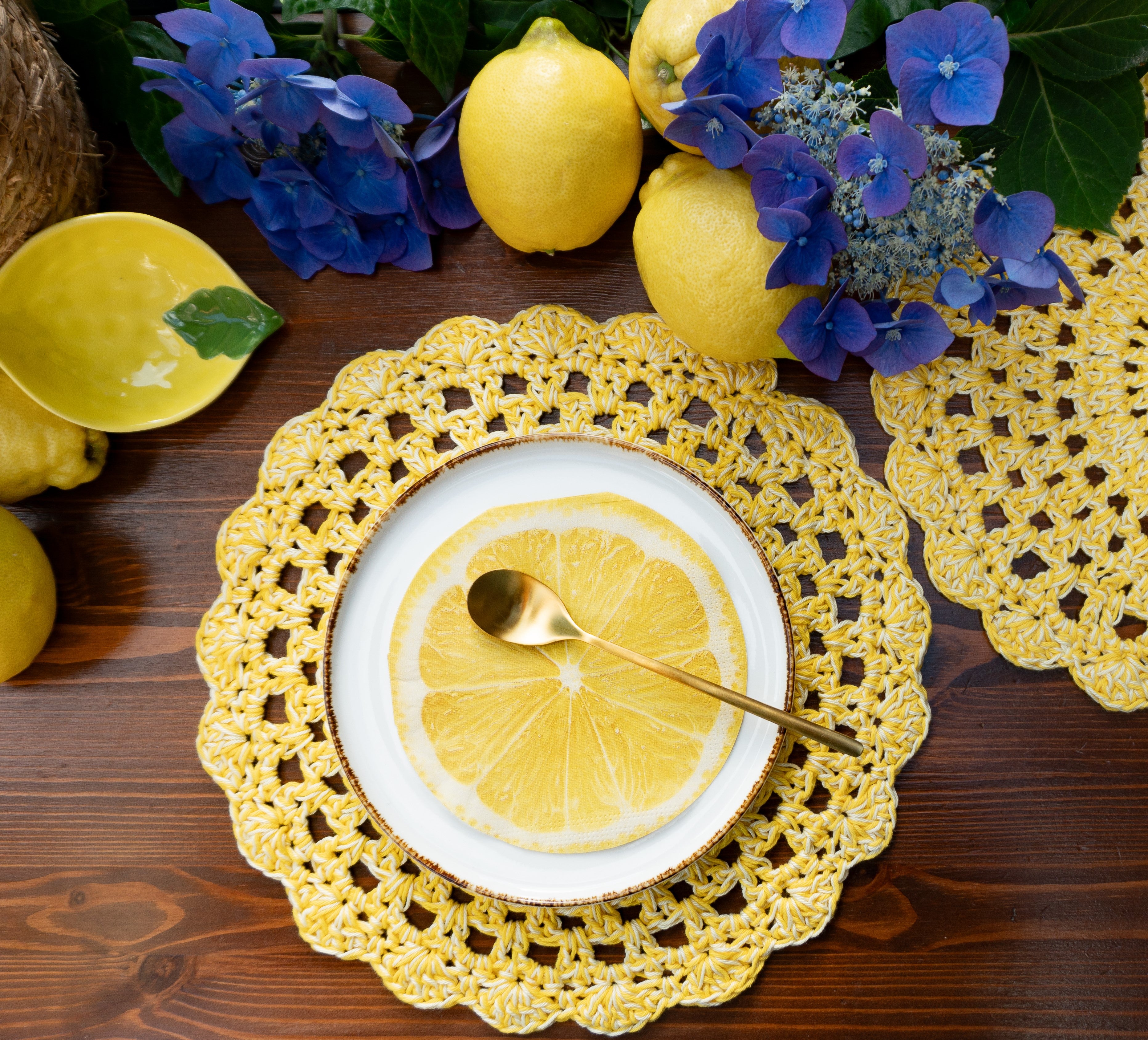 Fünfteiliges Häkel Tischset in trendigem Zitronengelb. Handgefertigt und vielseitig einsetzbar, als Ergänzung für moderne Zitronendekoration oder als Untersetzer für ein Blumenvase und Kerzenständer. Unikat-Set mit vier runden Tischsets und ein kleines ovales Deko-Deckchen.