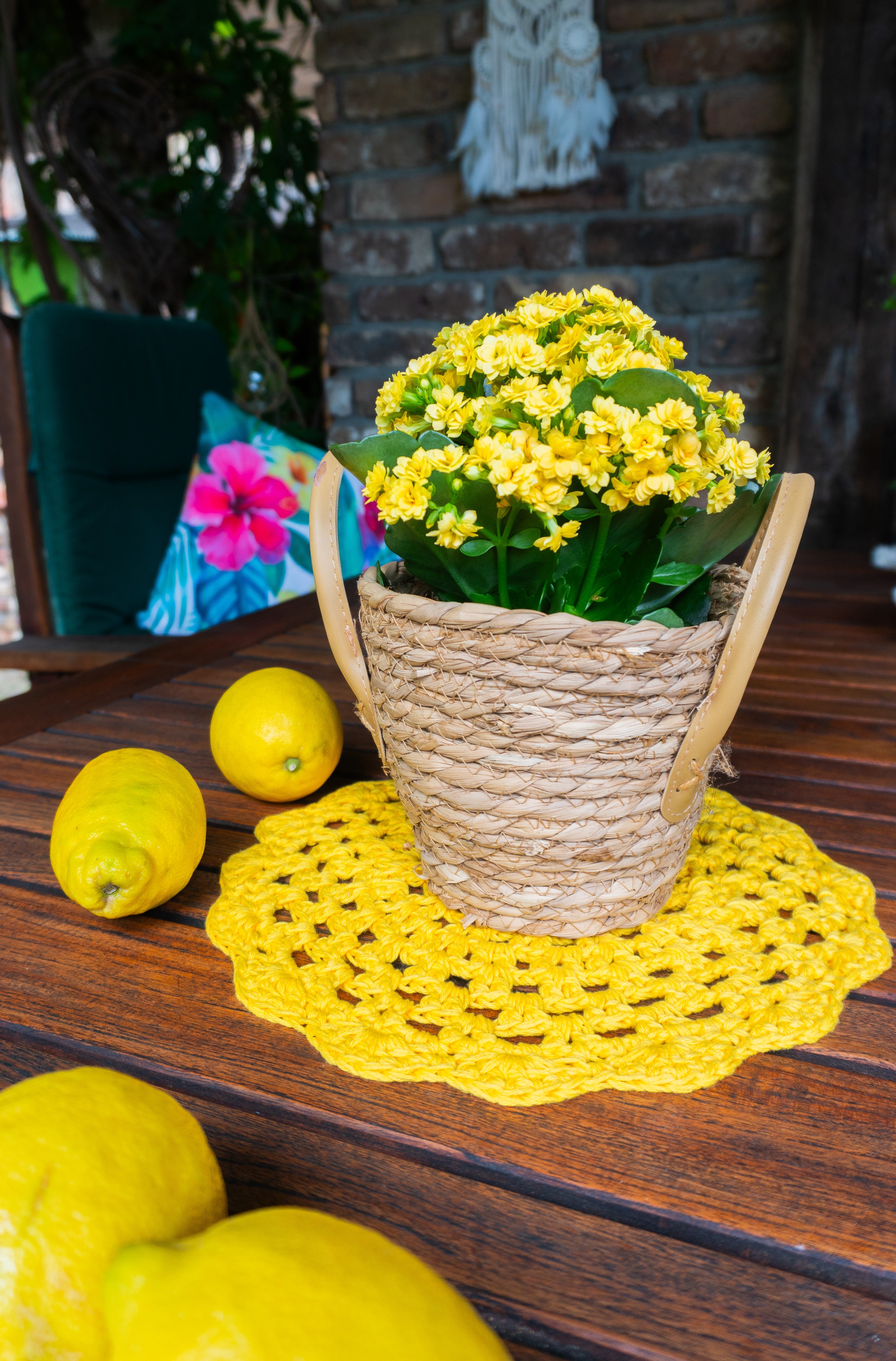 Vierteiliges handgefertigtes Häkel-Platzset in Zitronengelb – nachhaltige Boho Tischdeko, sommerliche Untersetzer für Vasen und Kerzen, einzigartige Häkel-Unikate für dein Zuhause.