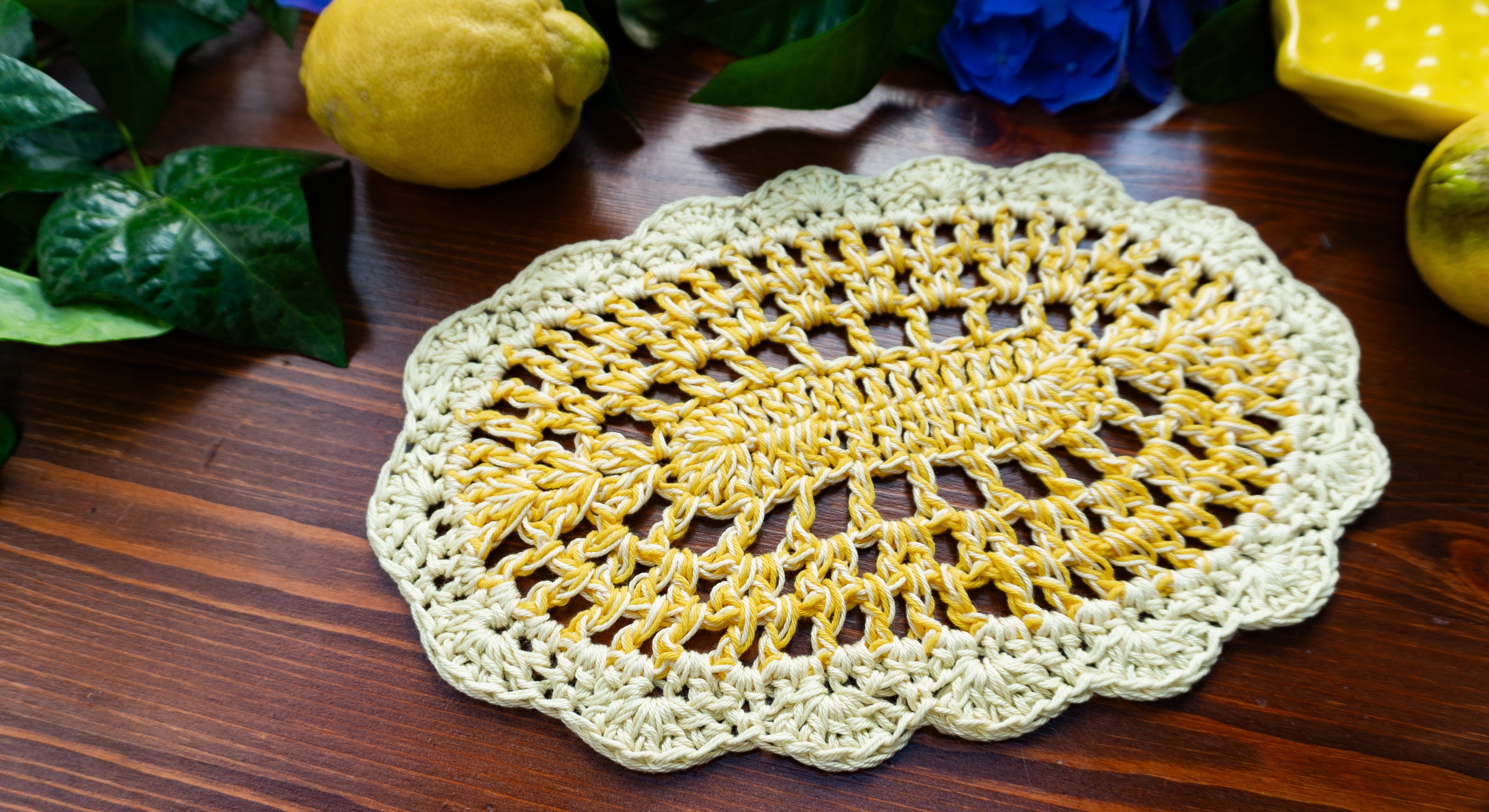 Fünfteiliges Häkel Tischset in trendigem Zitronengelb. Handgefertigt und vielseitig einsetzbar, als Ergänzung für moderne Zitronendekoration oder als Untersetzer für ein Blumenvase und Kerzenständer. Unikat-Set mit vier runden Tischsets und ein kleines ovales Deko-Deckchen.