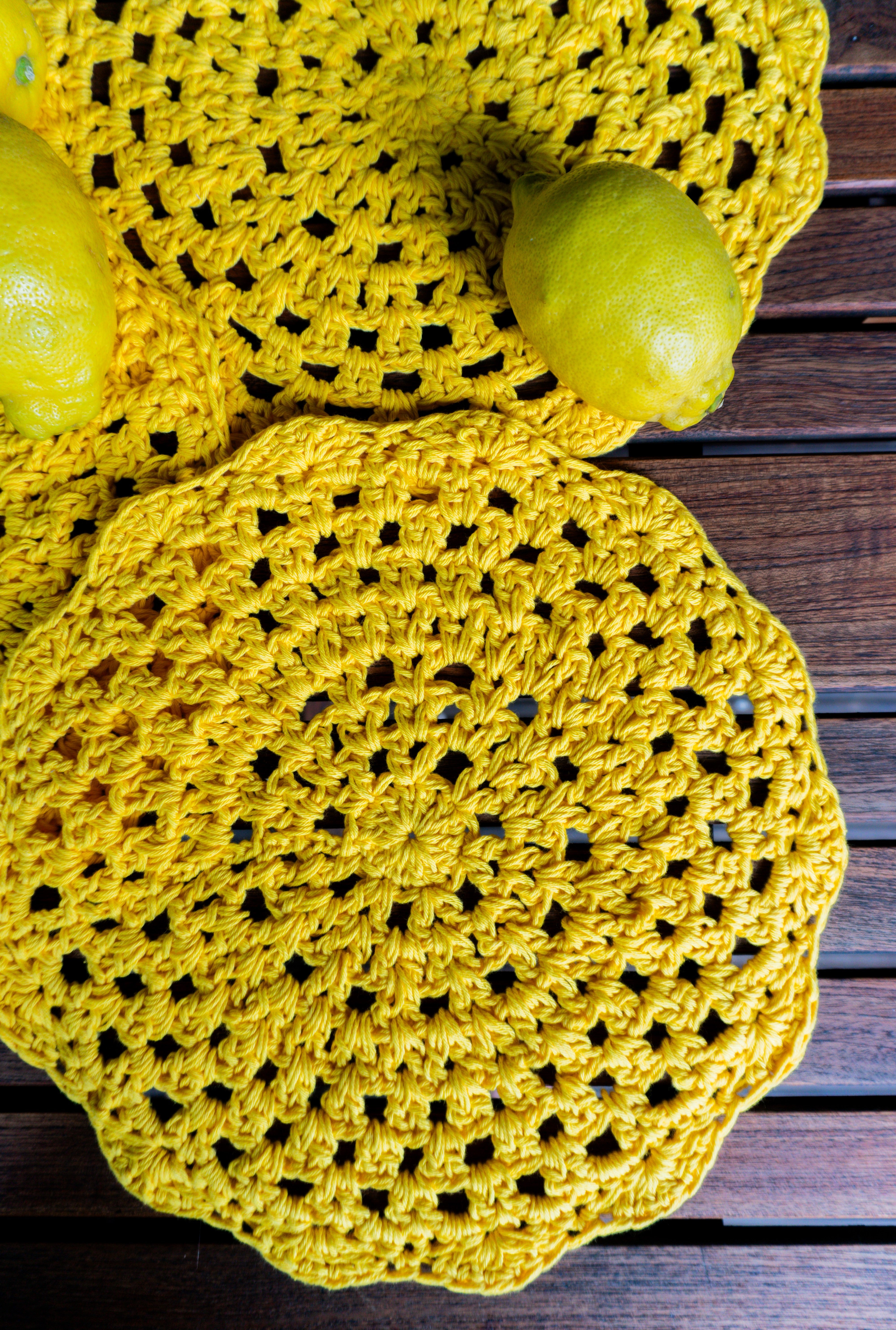 Vierteiliges handgefertigtes Häkel-Platzset in Zitronengelb – nachhaltige Boho Tischdeko, sommerliche Untersetzer für Vasen und Kerzen, einzigartige Häkel-Unikate für dein Zuhause.