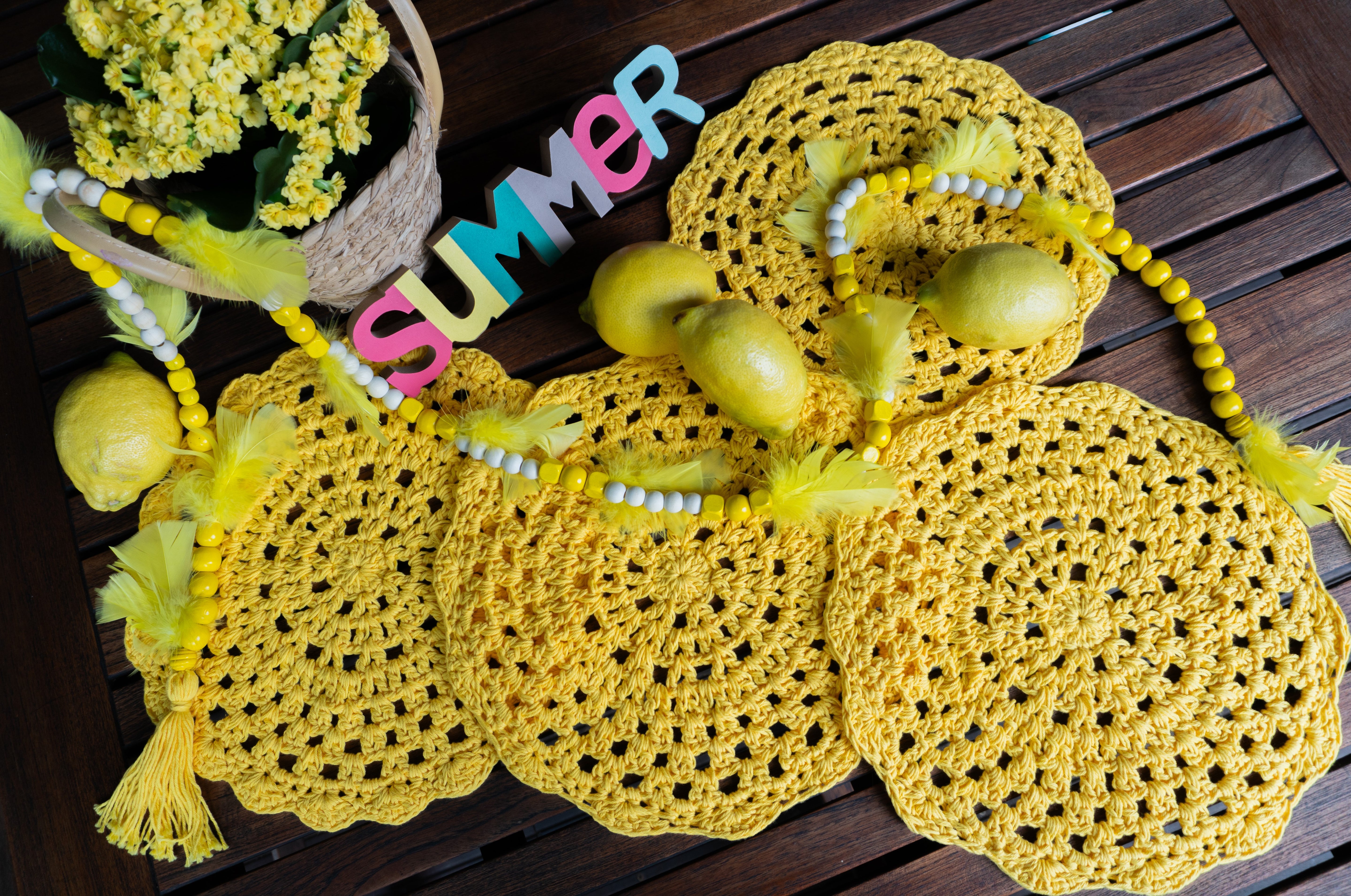 Vierteiliges handgefertigtes Häkel-Platzset in Zitronengelb – nachhaltige Boho Tischdeko, sommerliche Untersetzer für Vasen und Kerzen, einzigartige Häkel-Unikate für dein Zuhause.