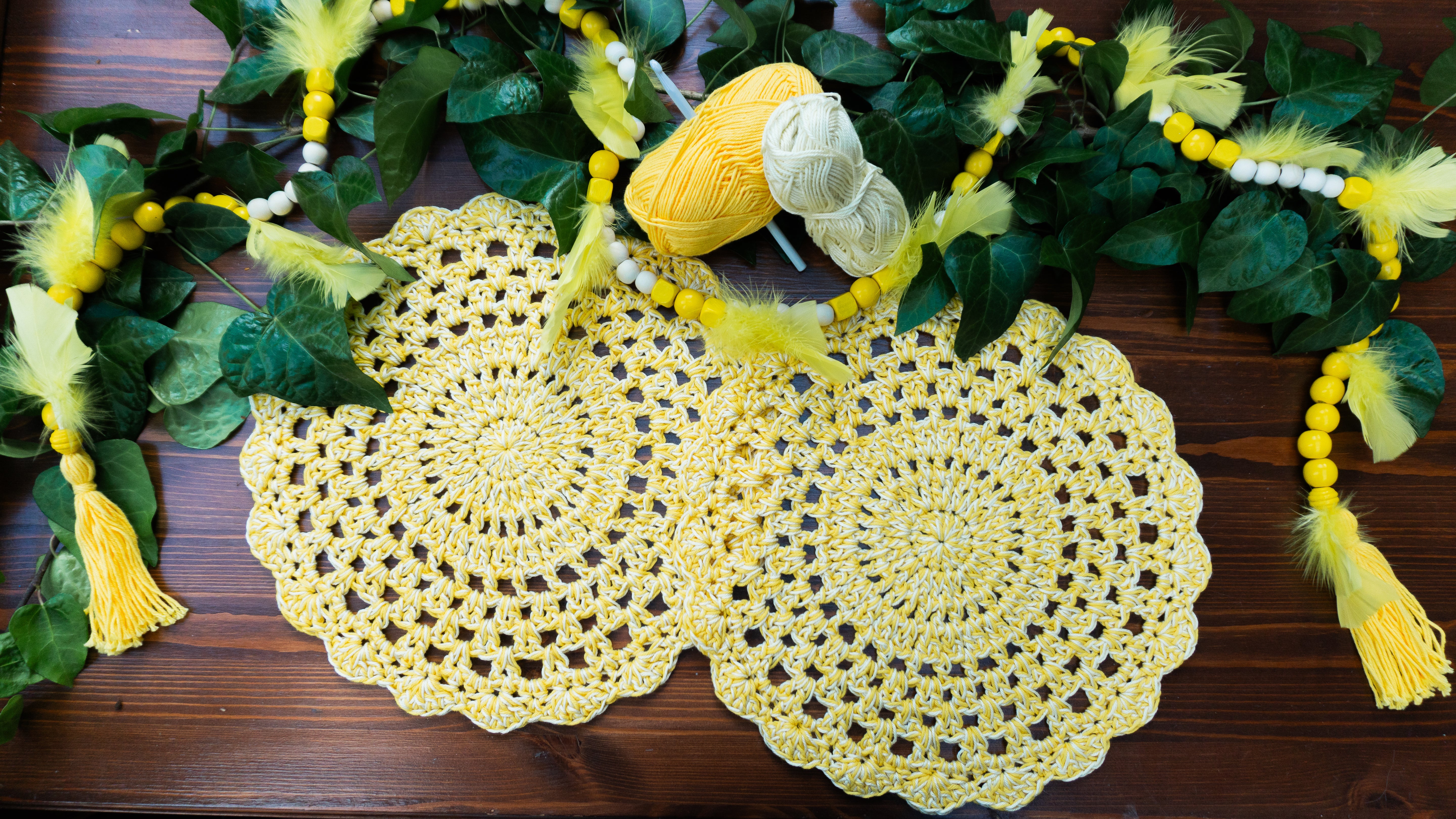 Holzperlen Kette in Zitronengelb für die angesagte Zitronen Dekoration. Mit Federn und Quasten verziert. Passend zu unserem Zitronen-Häkel Platzset.Fünfteiliges Häkel Tischset in trendigem Zitronengelb. Handgefertigt und vielseitig einsetzbar, als Ergänzung für moderne Zitronendekoration oder als Untersetzer für ein Blumenvase und Kerzenständer. Unikat-Set mit vier runden Tischsets und ein kleines ovales Deko-Deckchen.