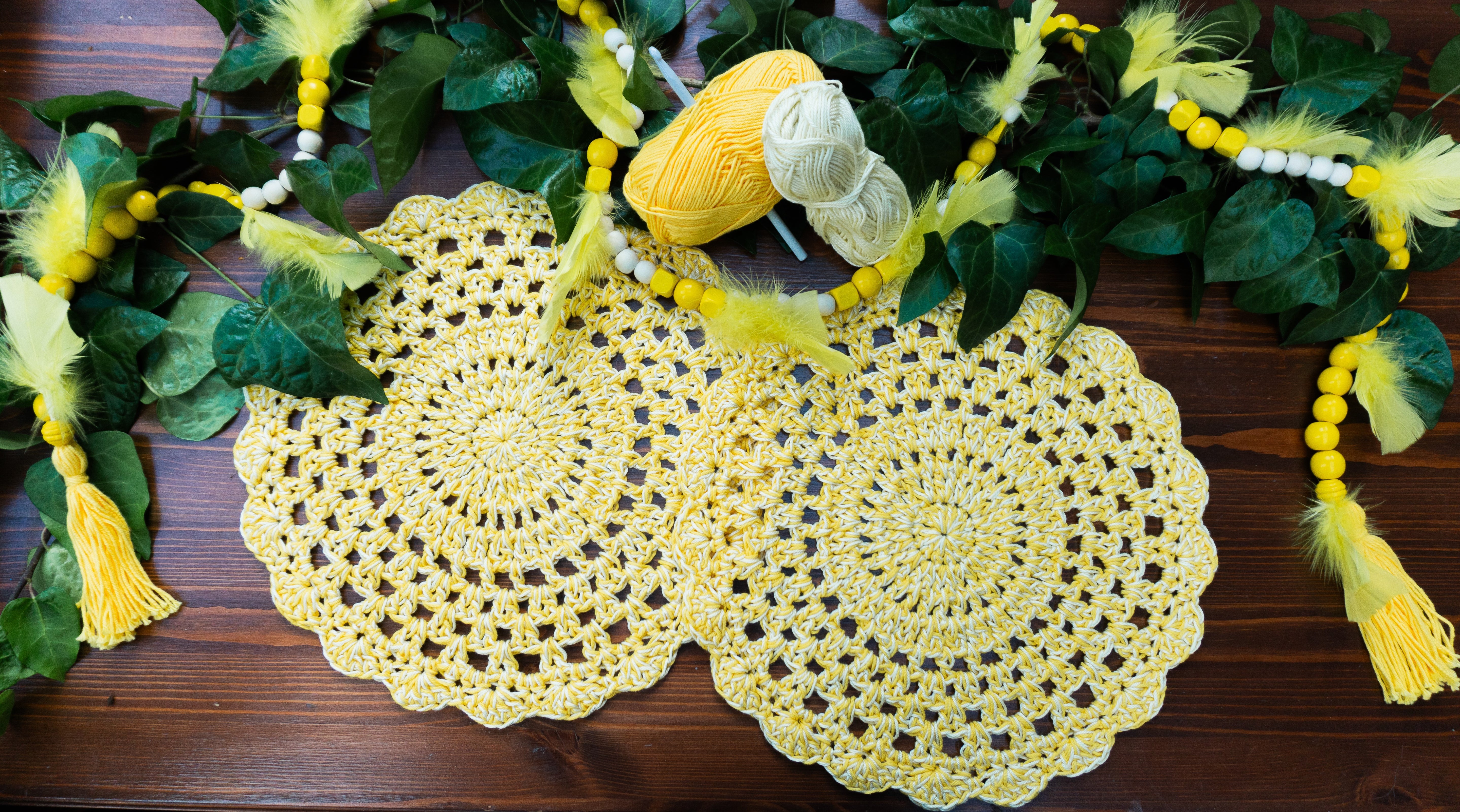 Fünfteiliges Häkel Tischset in trendigem Zitronengelb. Handgefertigt und vielseitig einsetzbar, als Ergänzung für moderne Zitronendekoration oder als Untersetzer für ein Blumenvase und Kerzenständer. Unikat-Set mit vier runden Tischsets und ein kleines ovales Deko-Deckchen.