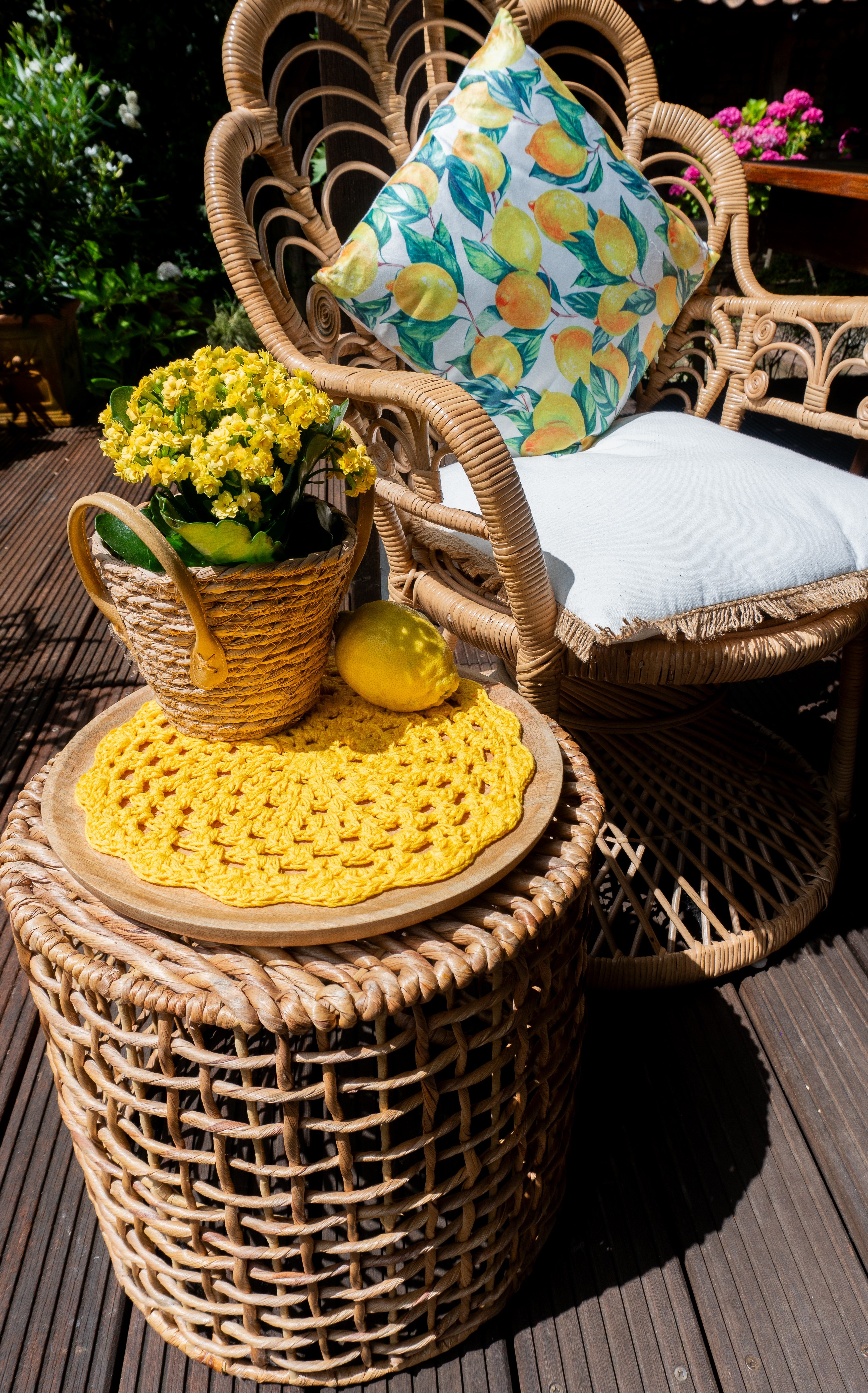 Vierteiliges handgefertigtes Häkel-Platzset in Zitronengelb – nachhaltige Boho Tischdeko, sommerliche Untersetzer für Vasen und Kerzen, einzigartige Häkel-Unikate für dein Zuhause.