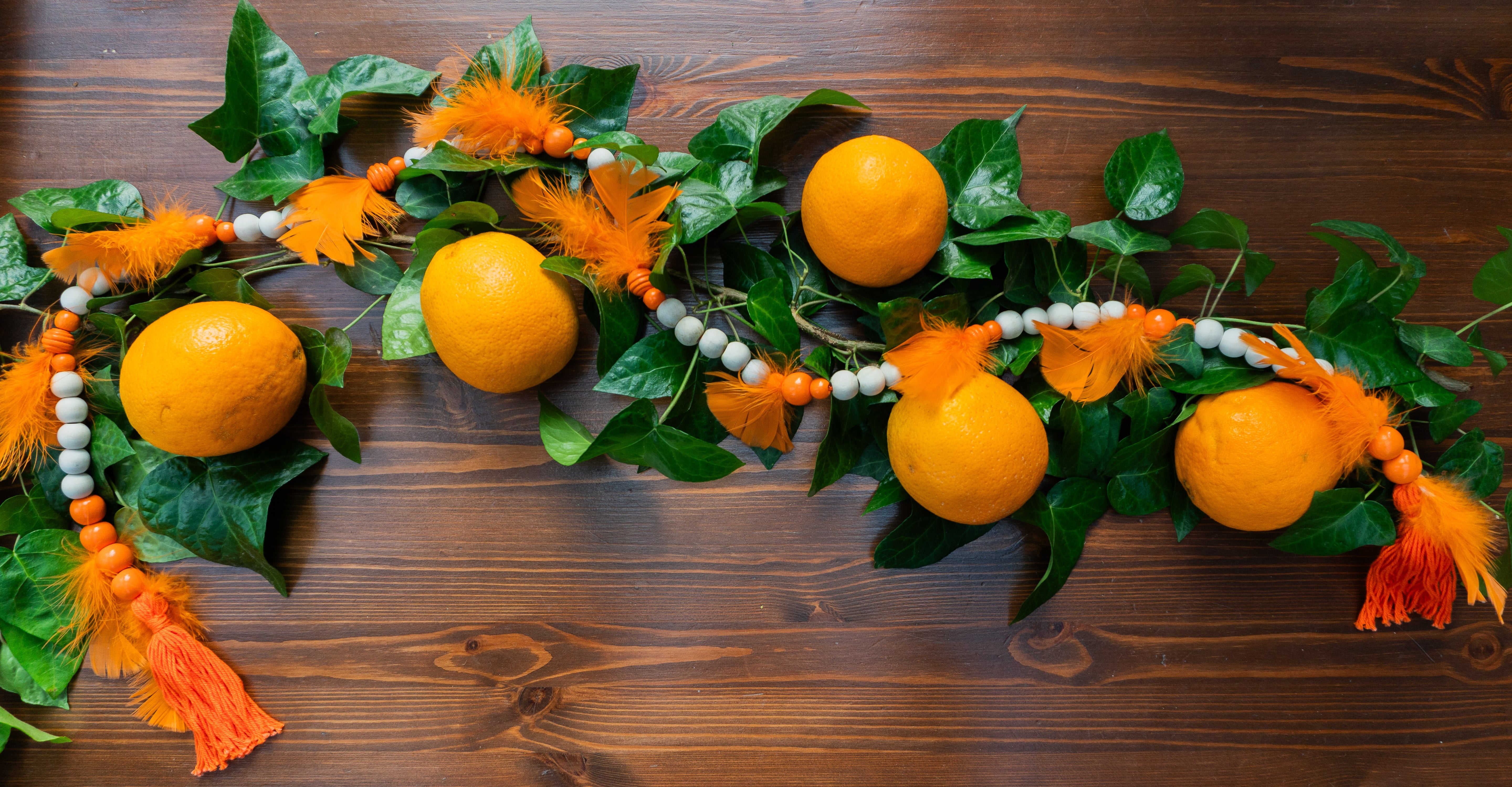 Holzperlenkette mit orangefarbenen Federn ergänzt perfekt das trendige Zitrusfrüchte Dekothema. Kombiniert mit unserem Häkel-Tischset in Orange zaubert sie eine einladende Atmosphäre. Ein Muss für jeden Deko-Liebhaber!