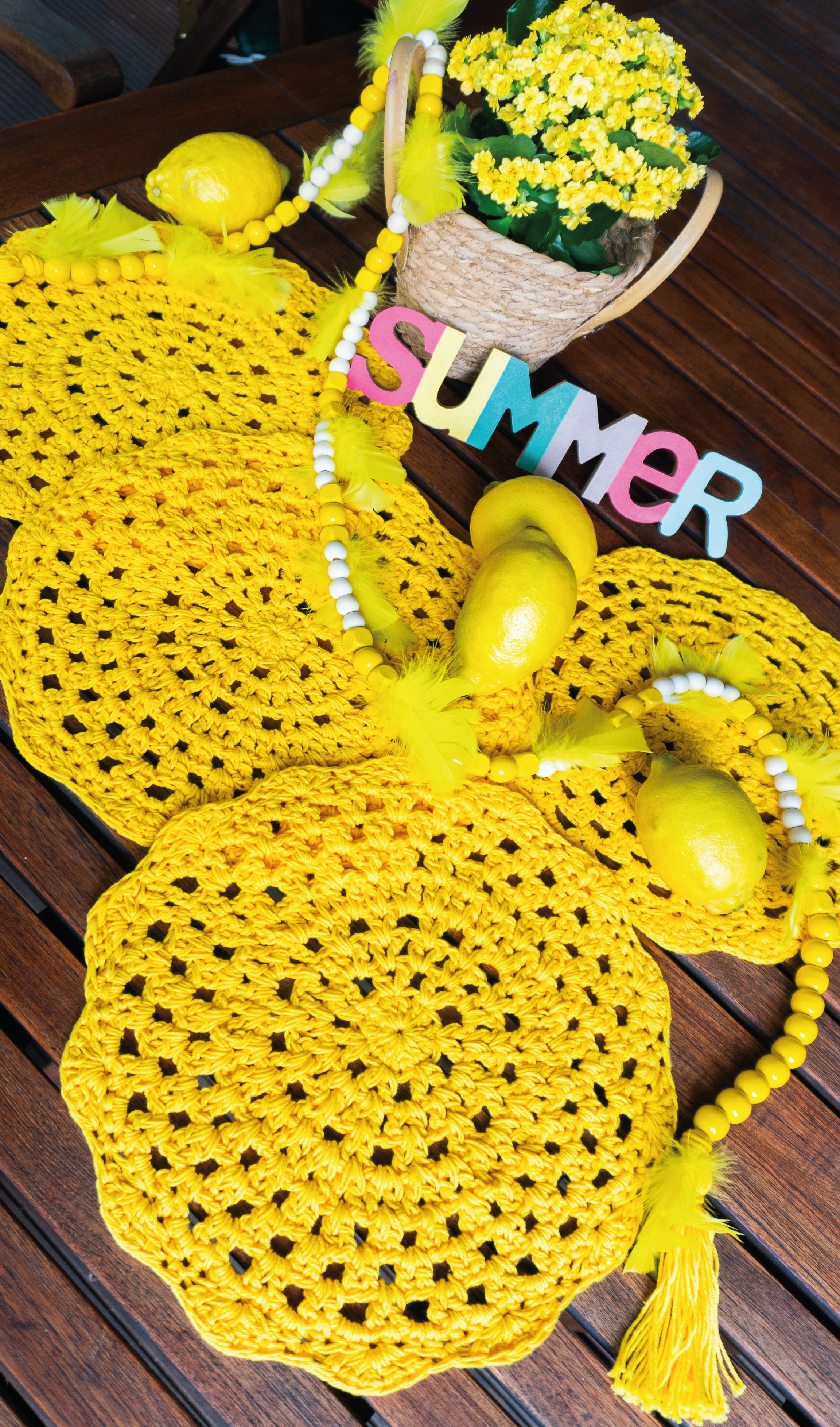 Vierteiliges handgefertigtes Häkel-Platzset in Zitronengelb – nachhaltige Boho Tischdeko, sommerliche Untersetzer für Vasen und Kerzen, einzigartige Häkel-Unikate für dein Zuhause.