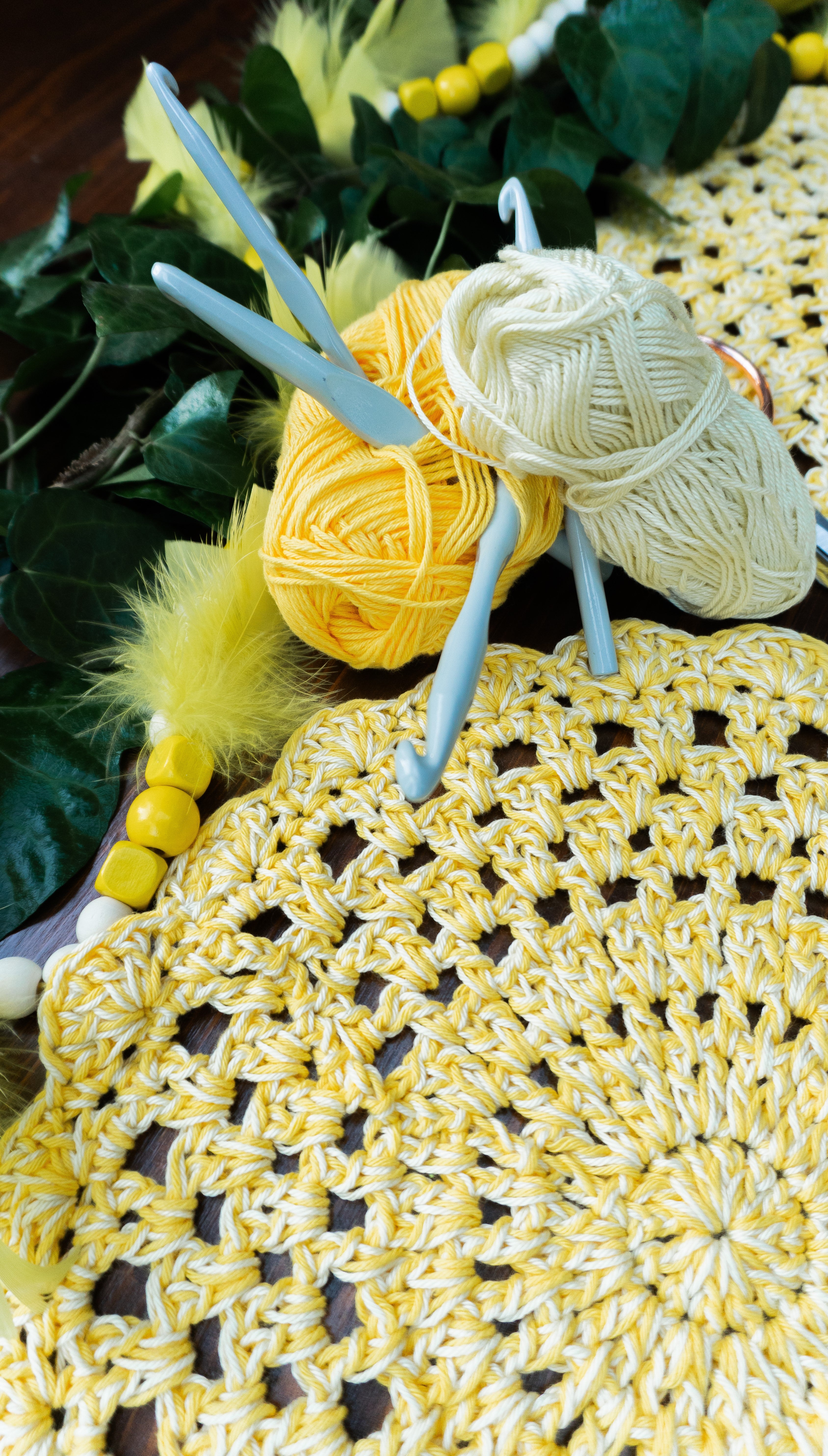Fünfteiliges Häkel Tischset in trendigem Zitronengelb. Handgefertigt und vielseitig einsetzbar, als Ergänzung für moderne Zitronendekoration oder als Untersetzer für ein Blumenvase und Kerzenständer. Unikat-Set mit vier runden Tischsets und ein kleines ovales Deko-Deckchen.