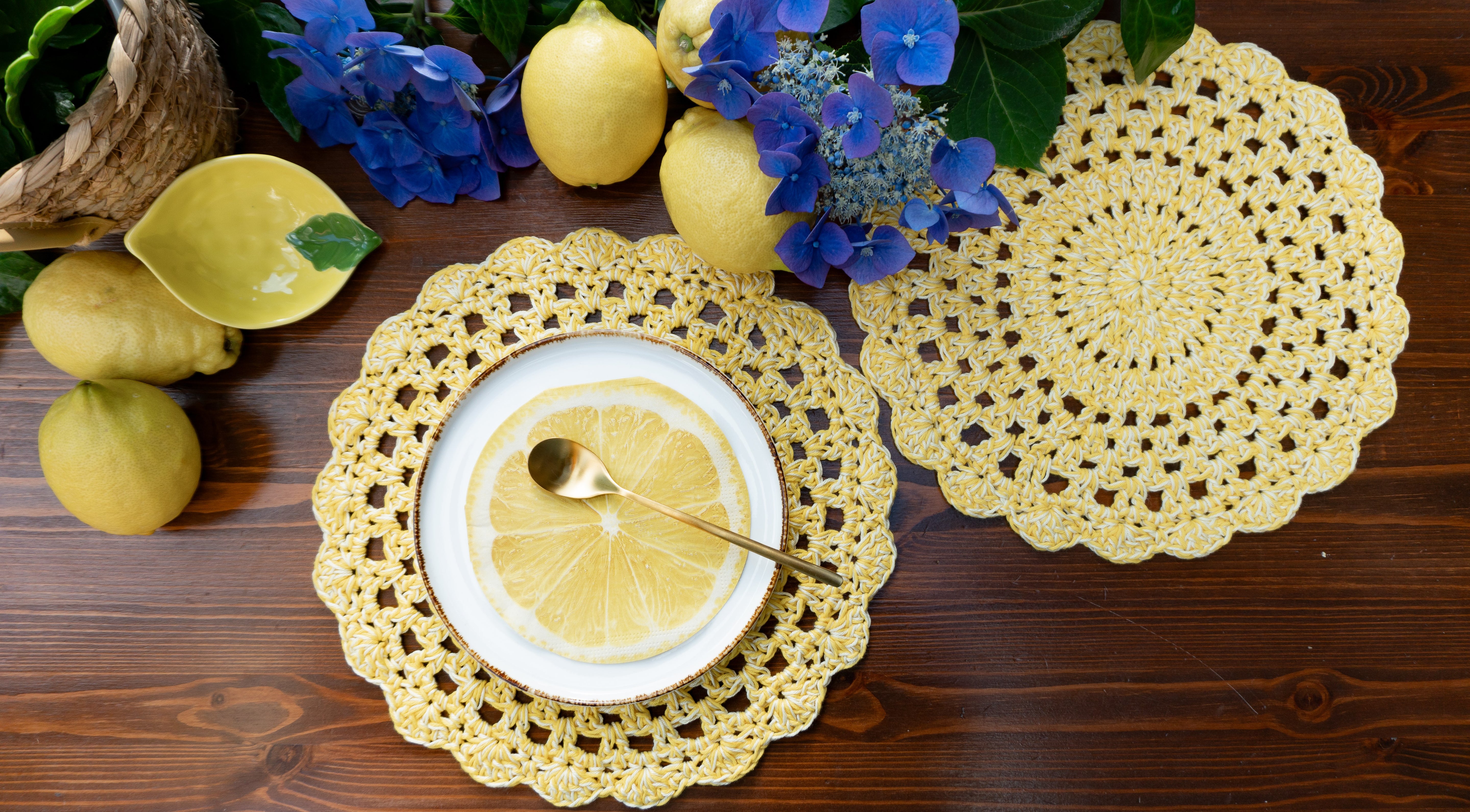 Fünfteiliges Häkel Tischset in trendigem Zitronengelb. Handgefertigt und vielseitig einsetzbar, als Ergänzung für moderne Zitronendekoration oder als Untersetzer für ein Blumenvase und Kerzenständer. Unikat-Set mit vier runden Tischsets und ein kleines ovales Deko-Deckchen.