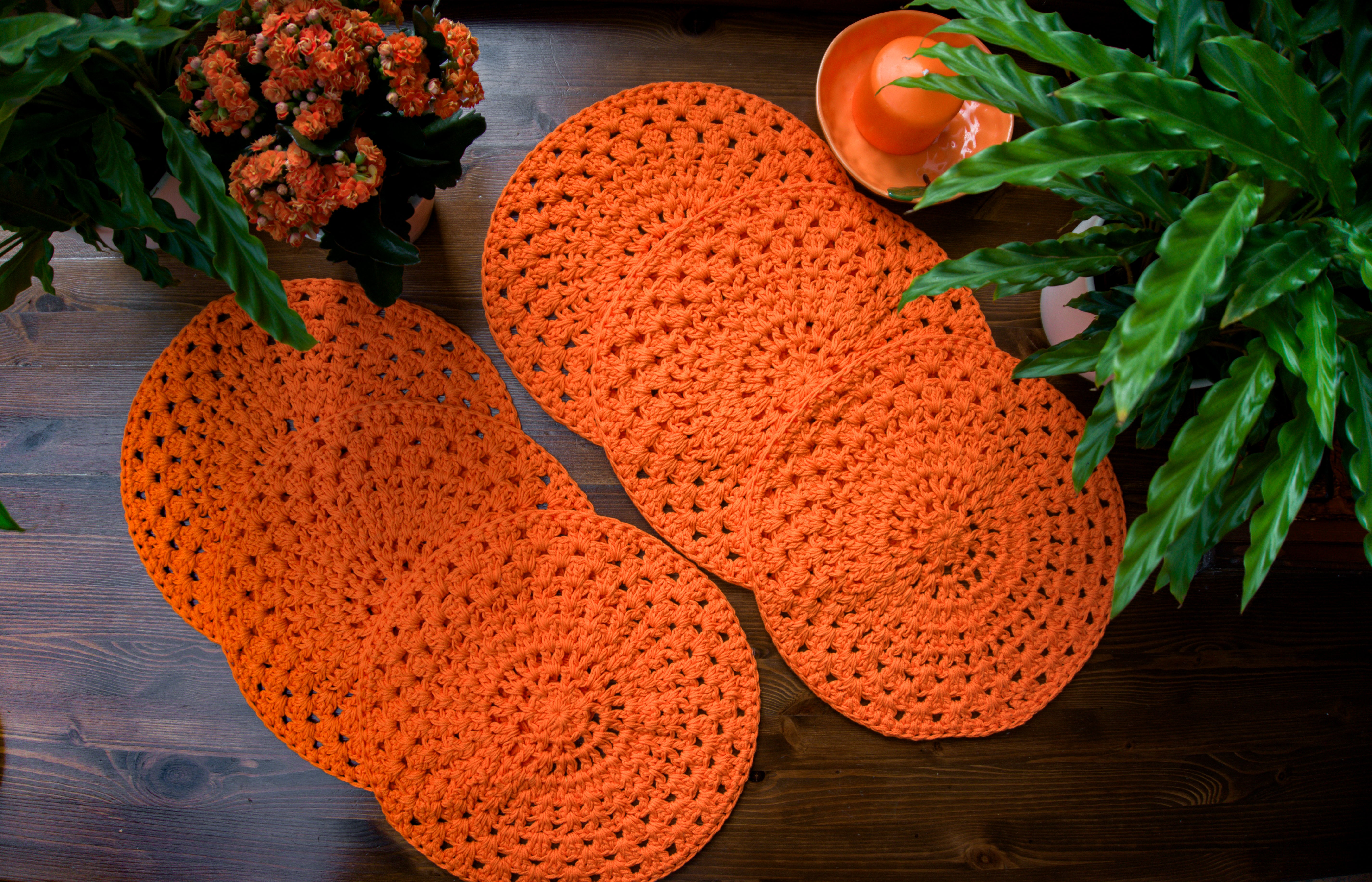 Handgefertigtes sechsteiliges Häkel Tischset in trendigem Orange. Deko für moderne Orangendekoration, als Untersetzer für Vasen, Kerzenständer und Windlichter. Unikat-Set, das perfekt zur angesagten Zitrus-Deko und als Ergänzung zur sommerlichen Einrichtung passt.