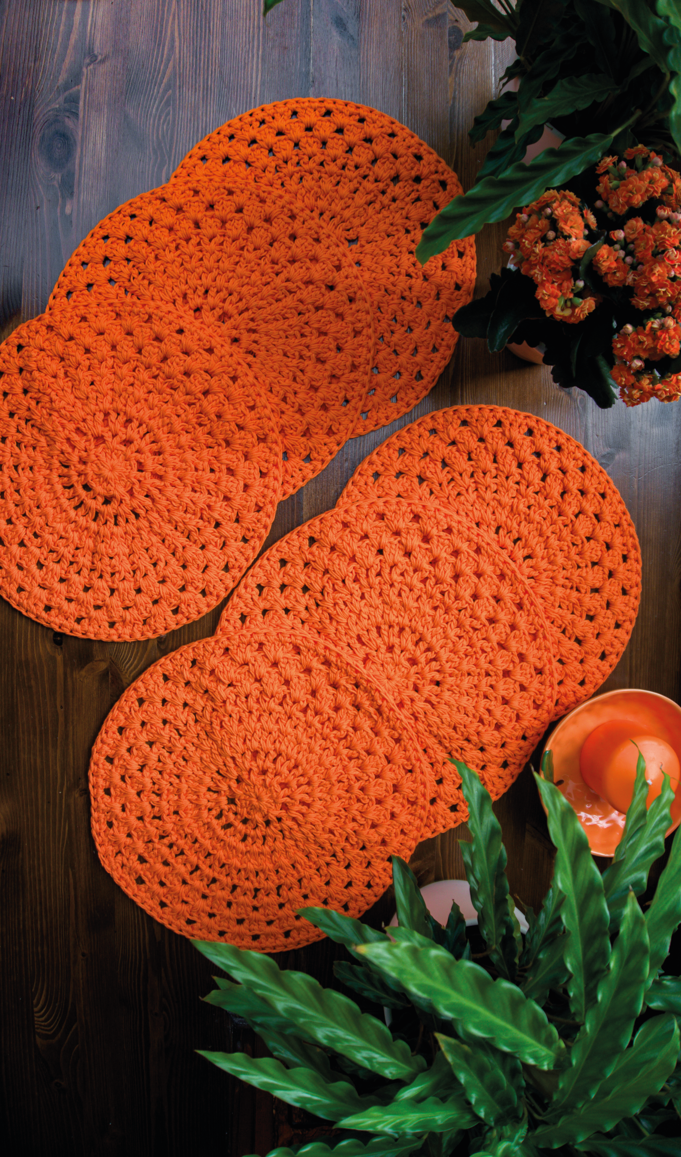 Handgefertigtes sechsteiliges Häkel Tischset in trendigem Orange. Deko für moderne Orangendekoration, als Untersetzer für Vasen, Kerzenständer und Windlichter. Unikat-Set, das perfekt zur angesagten Zitrus-Deko und als Ergänzung zur sommerlichen Einrichtung passt.