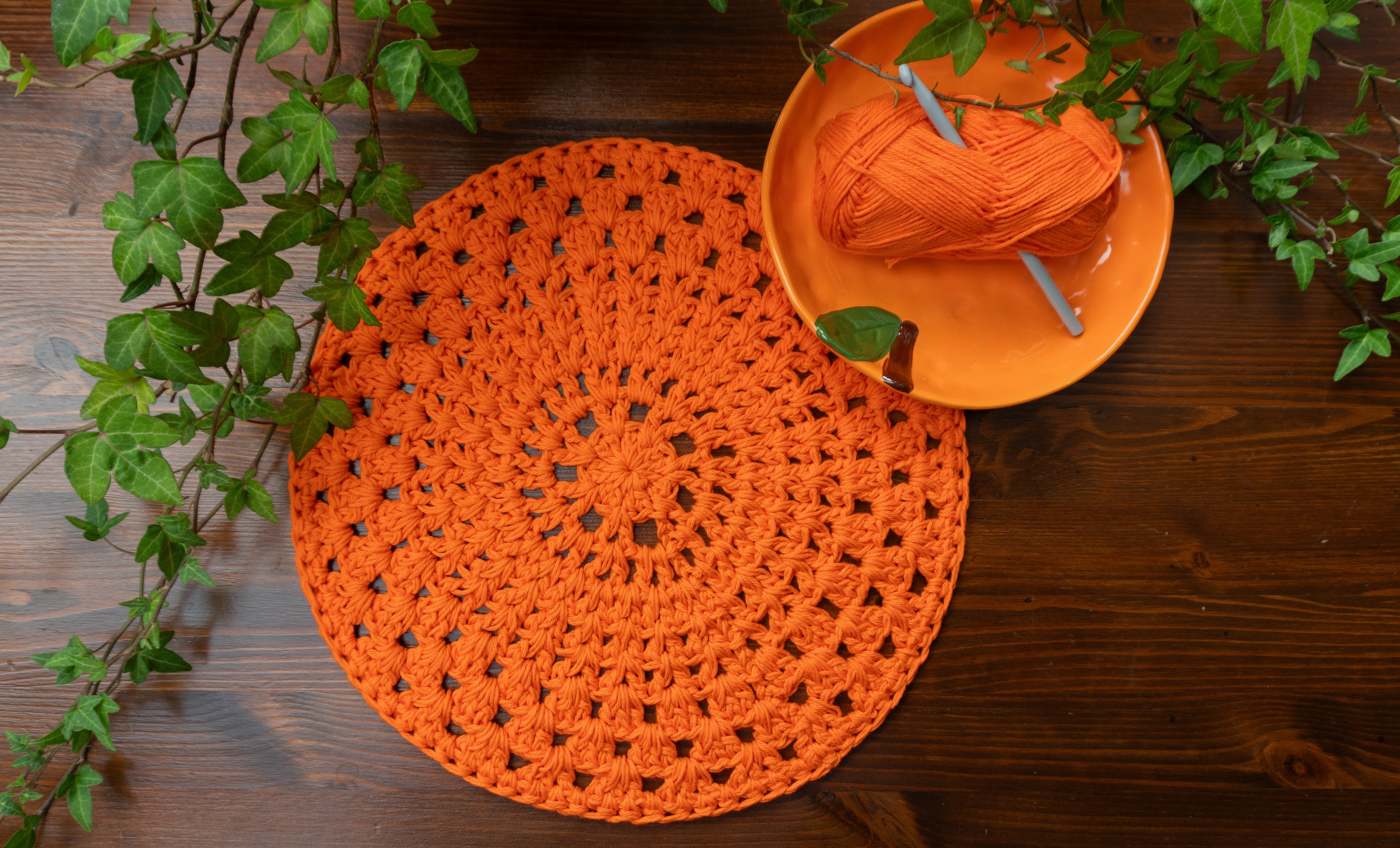 Handgefertigtes sechsteiliges Häkel Tischset in trendigem Orange. Deko für moderne Orangendekoration, als Untersetzer für Vasen, Kerzenständer und Windlichter. Unikat-Set, das perfekt zur angesagten Zitrus-Deko und als Ergänzung zur sommerlichen Einrichtung passt.