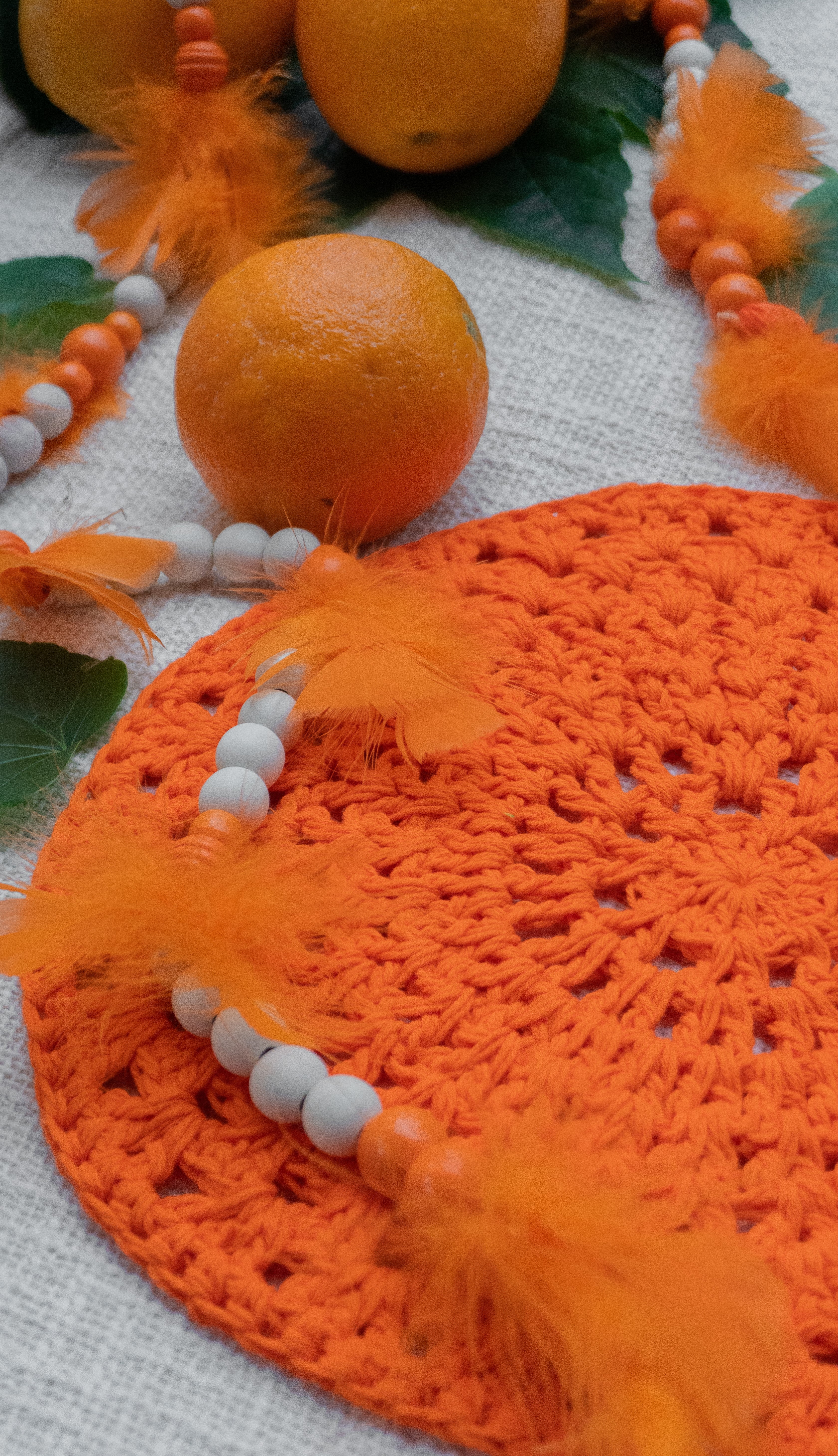 Handgefertigtes sechsteiliges Häkel Tischset in trendigem Orange. Deko für moderne Orangendekoration, als Untersetzer für Vasen, Kerzenständer und Windlichter. Unikat-Set, das perfekt zur angesagten Zitrus-Deko und als Ergänzung zur sommerlichen Einrichtung passt.