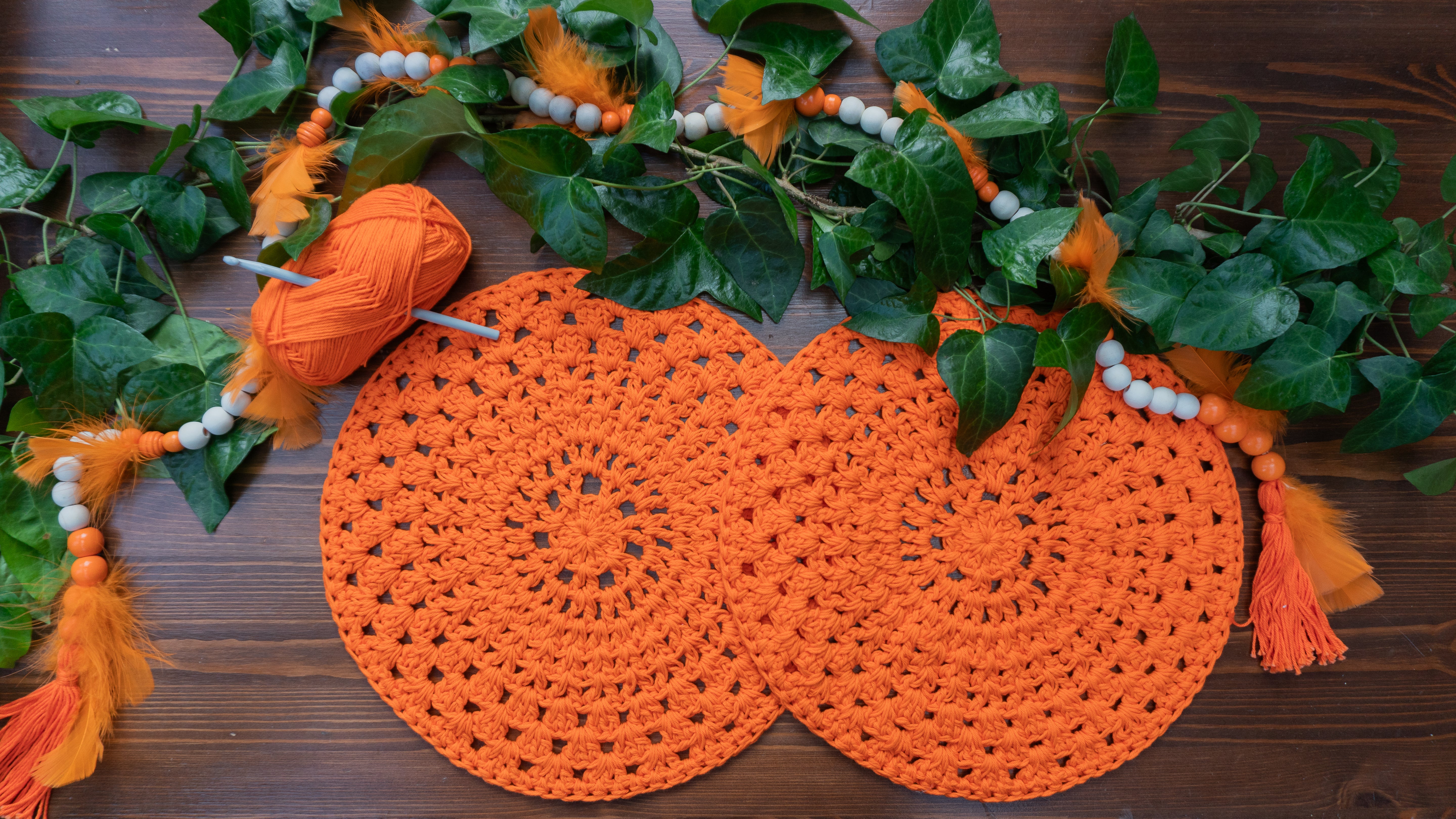Handgefertigtes sechsteiliges Häkel Tischset in trendigem Orange. Deko für moderne Orangendekoration, als Untersetzer für Vasen, Kerzenständer und Windlichter. Unikat-Set, das perfekt zur angesagten Zitrus-Deko und als Ergänzung zur sommerlichen Einrichtung passt.