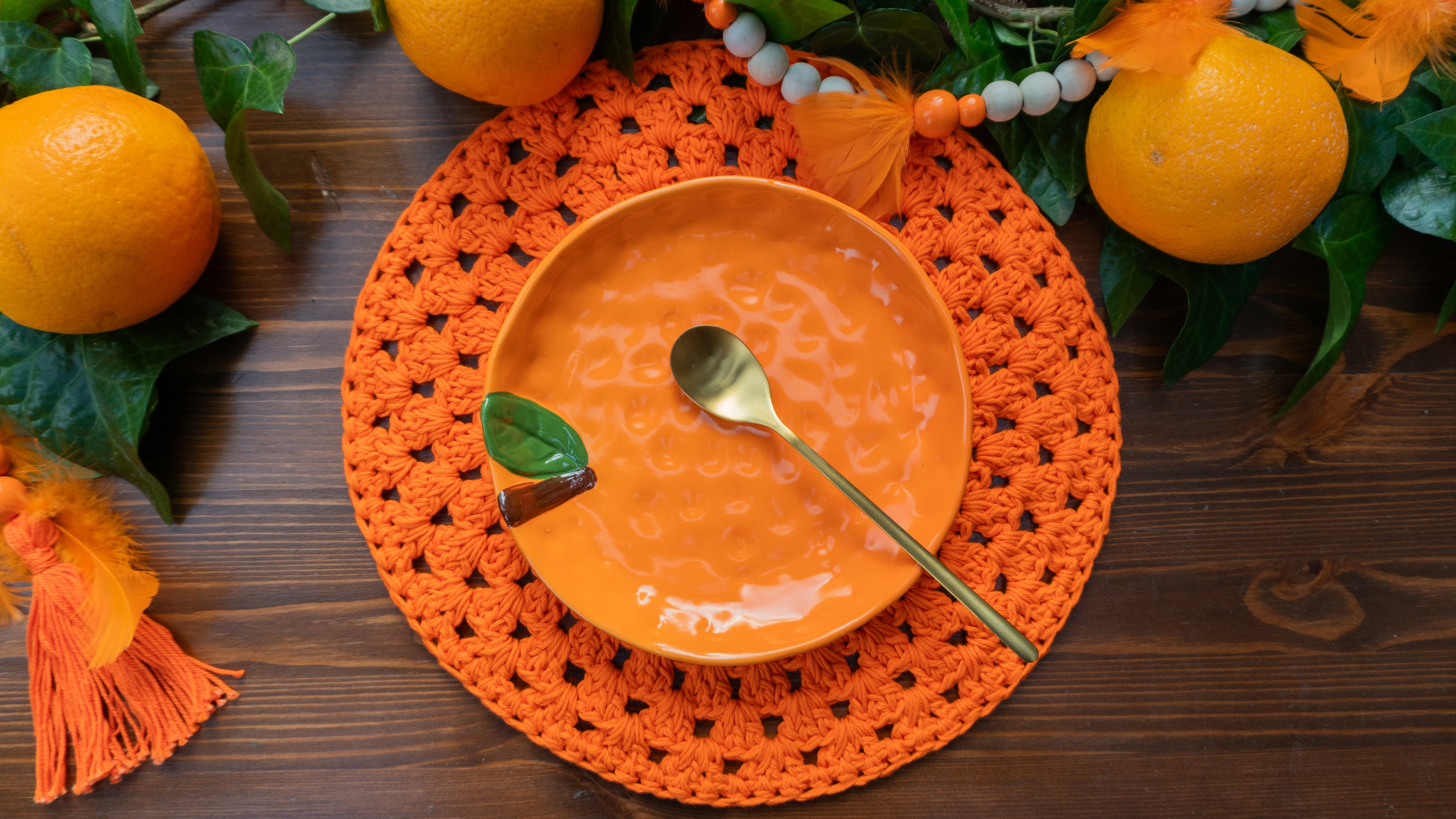 Handgefertigtes sechsteiliges Häkel Tischset in trendigem Orange. Deko für moderne Orangendekoration, als Untersetzer für Vasen, Kerzenständer und Windlichter. Unikat-Set, das perfekt zur angesagten Zitrus-Deko und als Ergänzung zur sommerlichen Einrichtung passt.