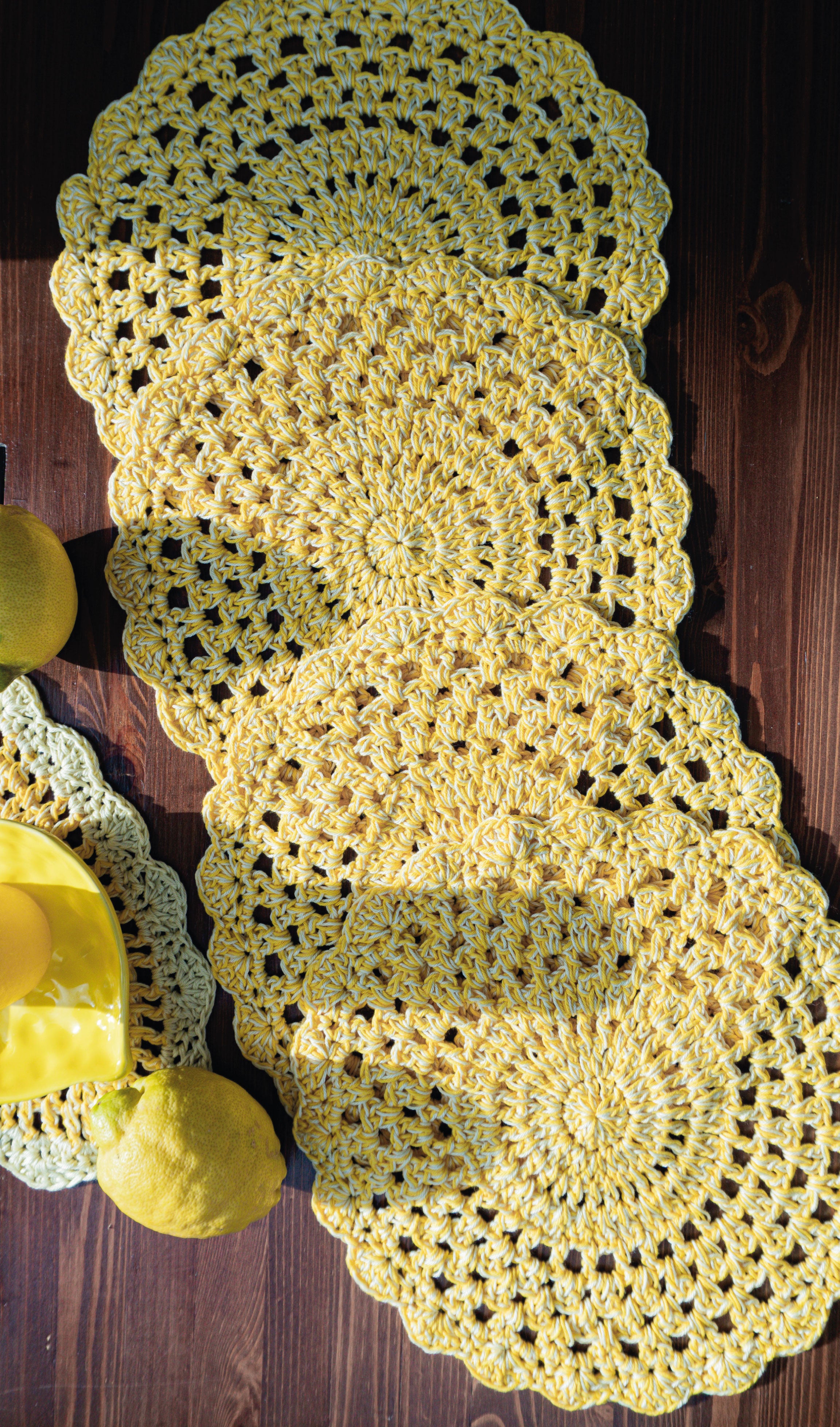 Fünfteiliges Häkel Tischset in trendigem Zitronengelb. Handgefertigt und vielseitig einsetzbar, als Ergänzung für moderne Zitronendekoration oder als Untersetzer für ein Blumenvase und Kerzenständer. Unikat-Set mit vier runden Tischsets und ein kleines ovales Deko-Deckchen.