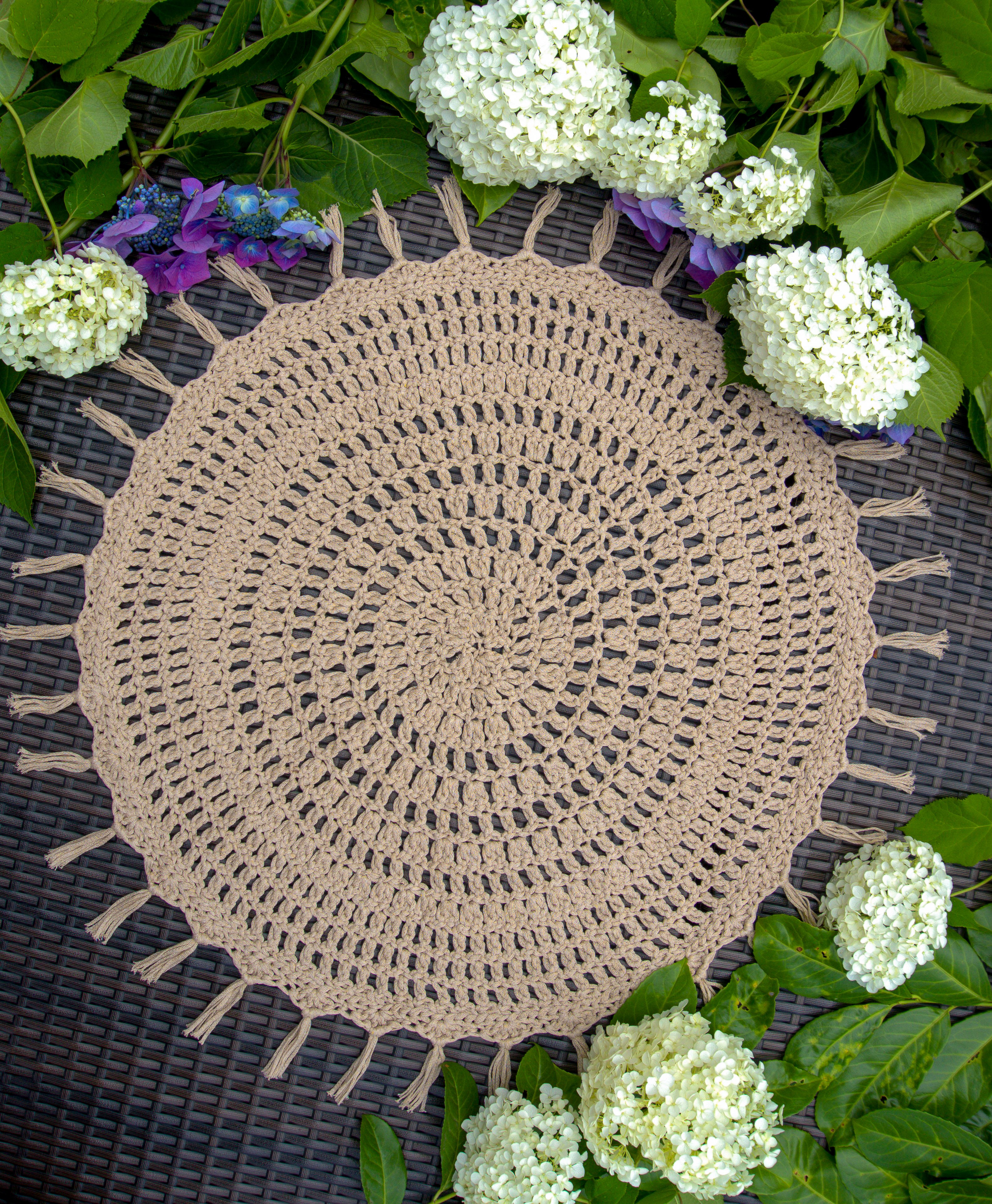 Unikat handgefertigte Tischdecke in warmen sandbeigen Farbton mit Fransen. Gehäkelt mit viel Liebe aus hochwertigem, weichem Viskose -Baumwolle Mix. Vielseitig einsetzbar. Deko Element für zuhause und als Tischdekoration