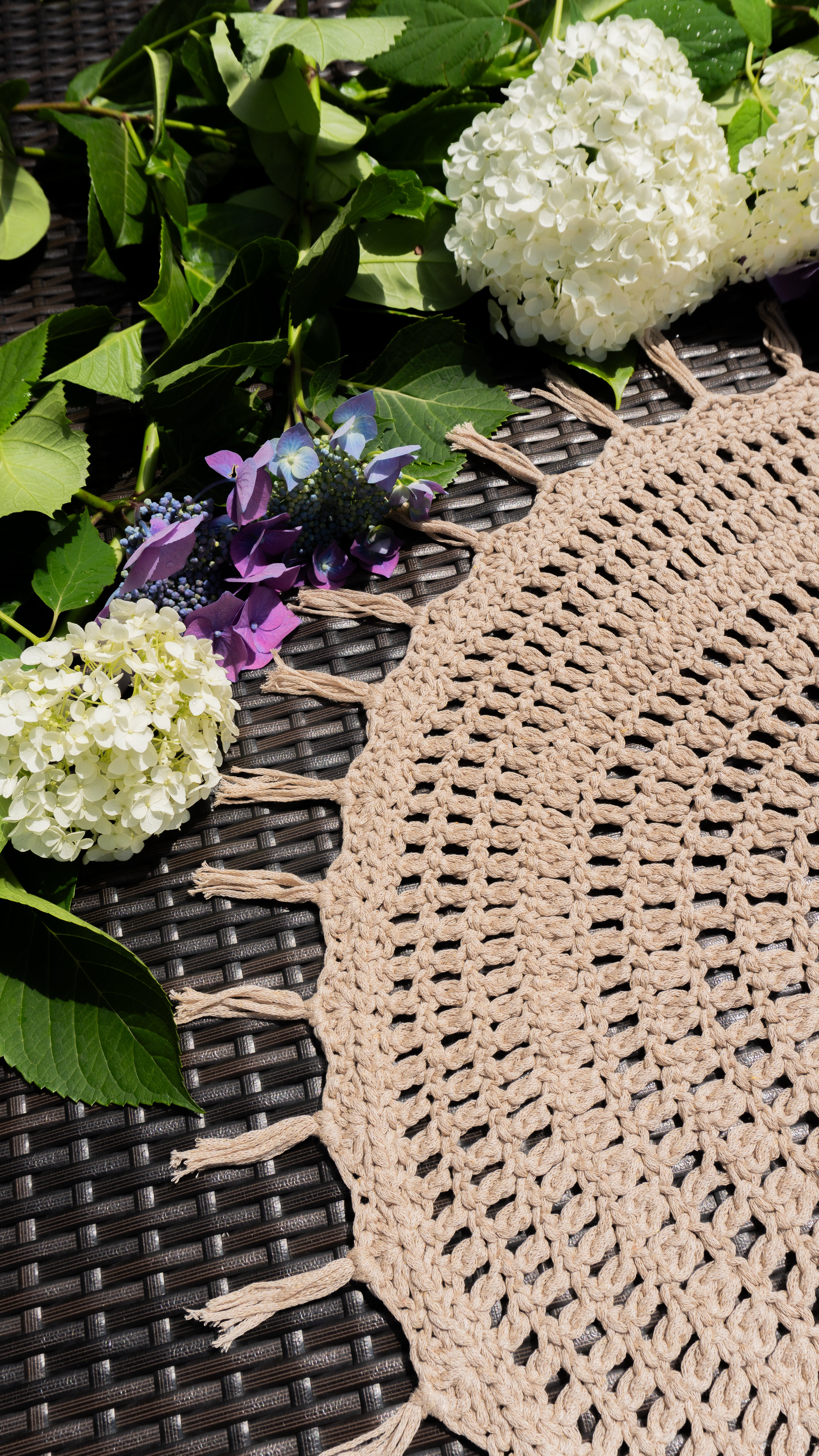 Unikat handgefertigte Tischdecke in warmen sandbeigen Farbton mit Fransen. Gehäkelt mit viel Liebe aus hochwertigem, weichem Viskose -Baumwolle Mix. Vielseitig einsetzbar. Deko Element für zuhause und als Tischdekoration