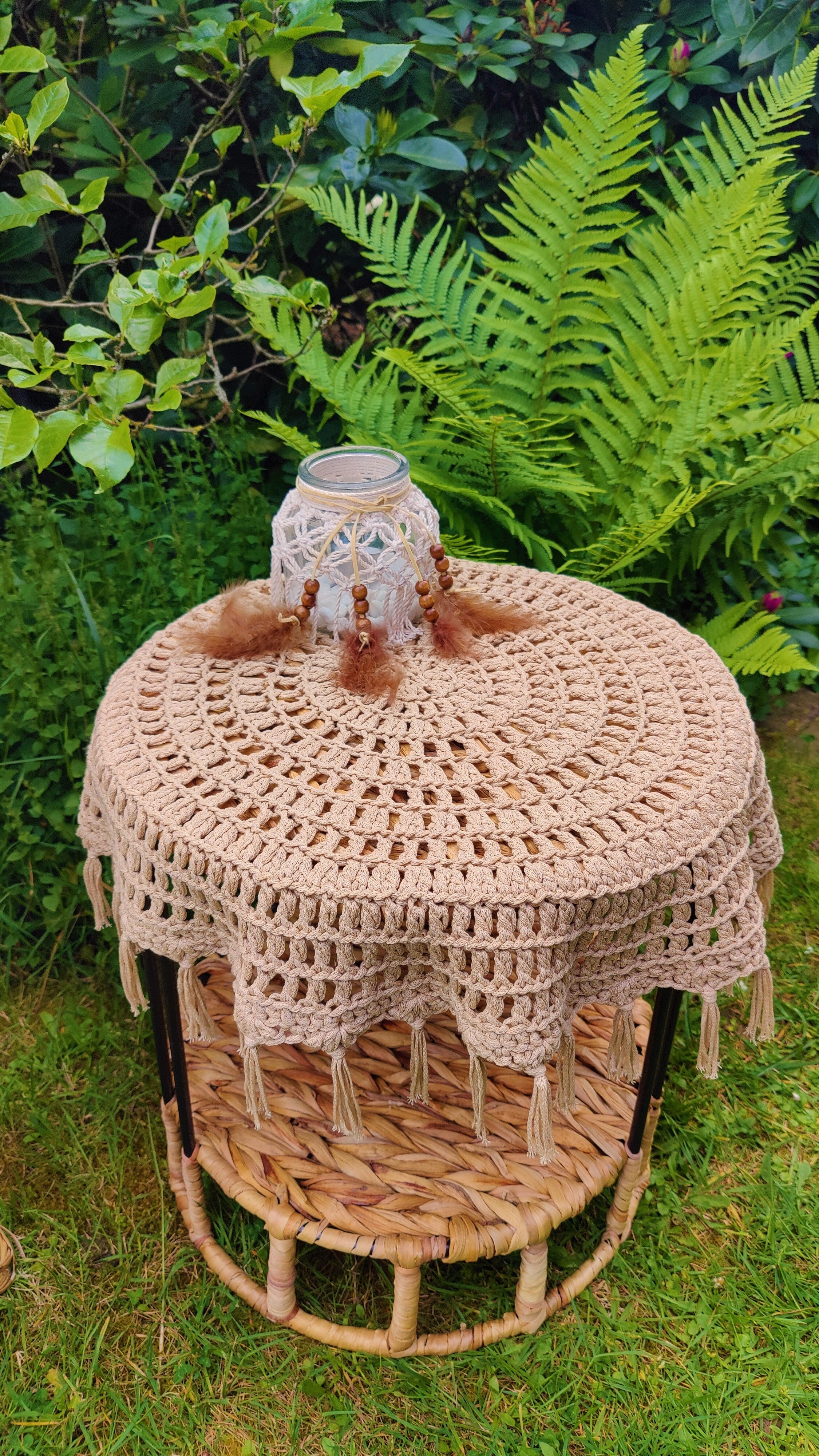 Unikat handgefertigte Tischdecke in warmen sandbeigen Farbton mit Fransen. Gehäkelt mit viel Liebe aus hochwertigem, weichem Viskose -Baumwolle Mix. Vielseitig einsetzbar. Deko Element für zuhause und als Tischdekoration