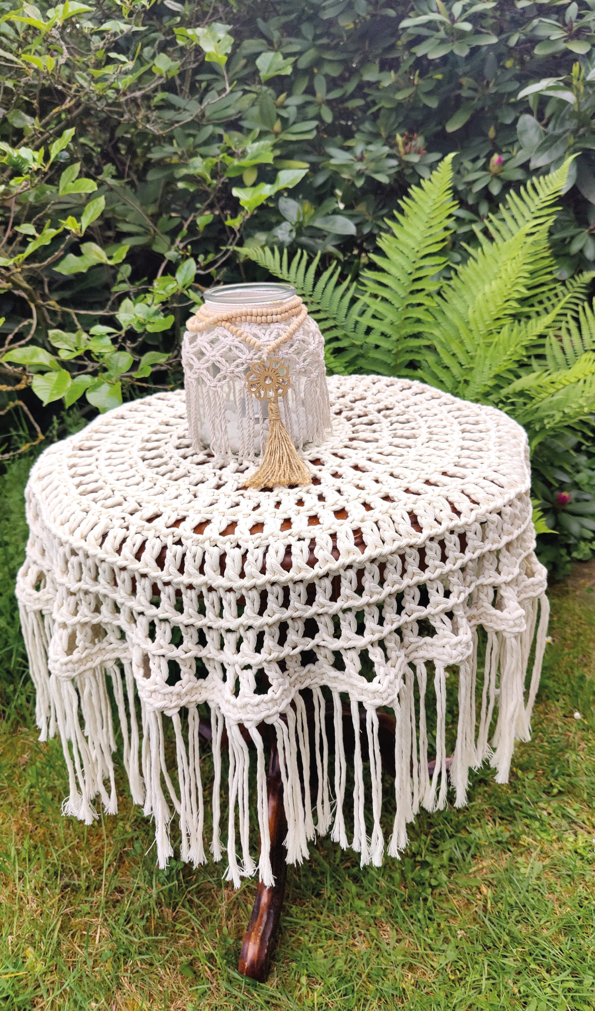 Handgefertigten Fransen Tischdecke aus weicher, recycelter Baumwolle in edlem hellbeige eine besondere Atmosphäre im Bohemian Stil. Tischdecke oder Deko-Element Makramee